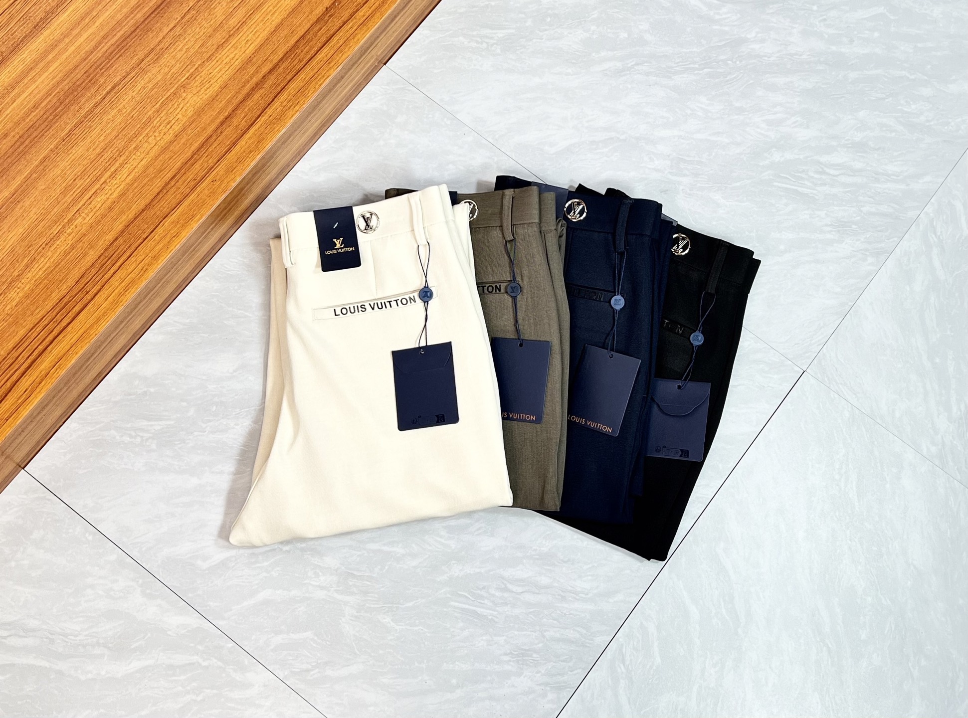 Louis Vuitton Basic Clothing L-175140-32