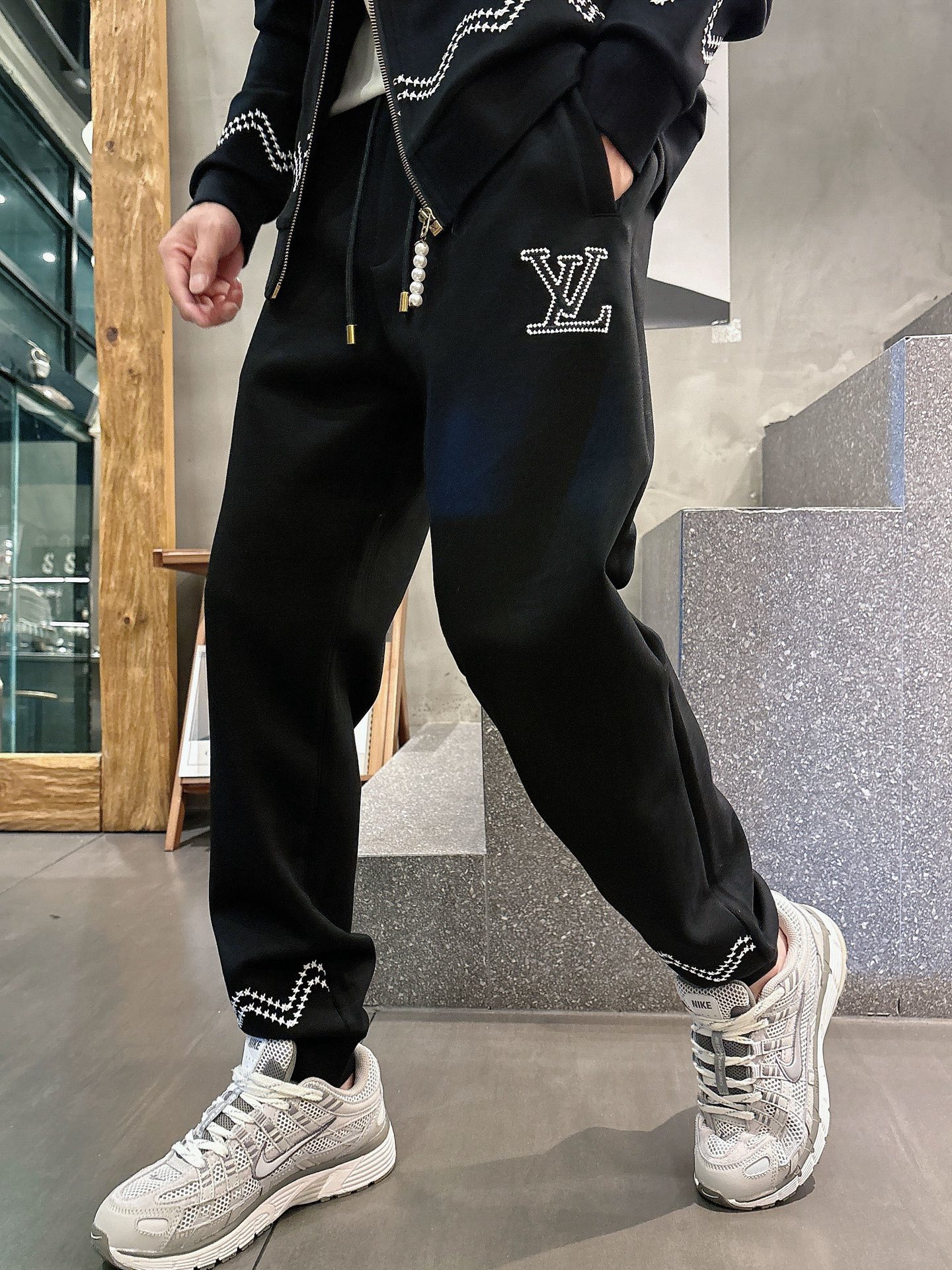 Louis Vuitton Basic Clothing Black M-l-xl