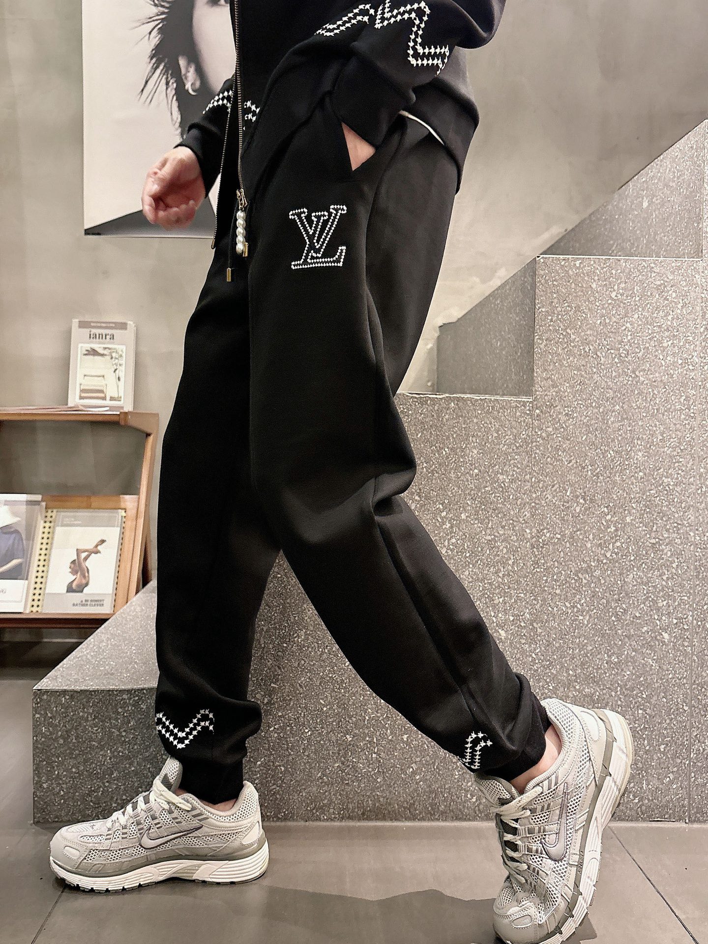Louis Vuitton Basic Clothing Black M-l-xl