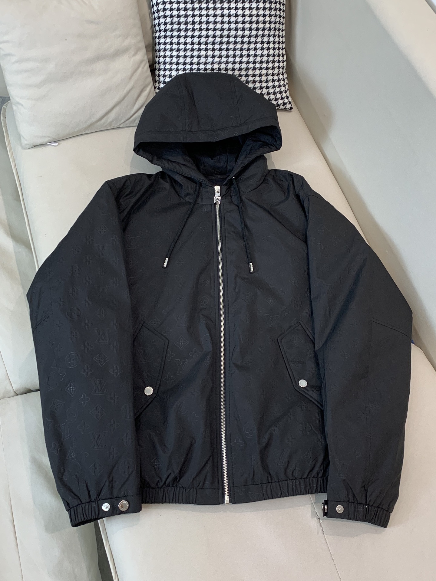 Louis Vuitton Down Jacket White Duck Down Black Hooded S-l
