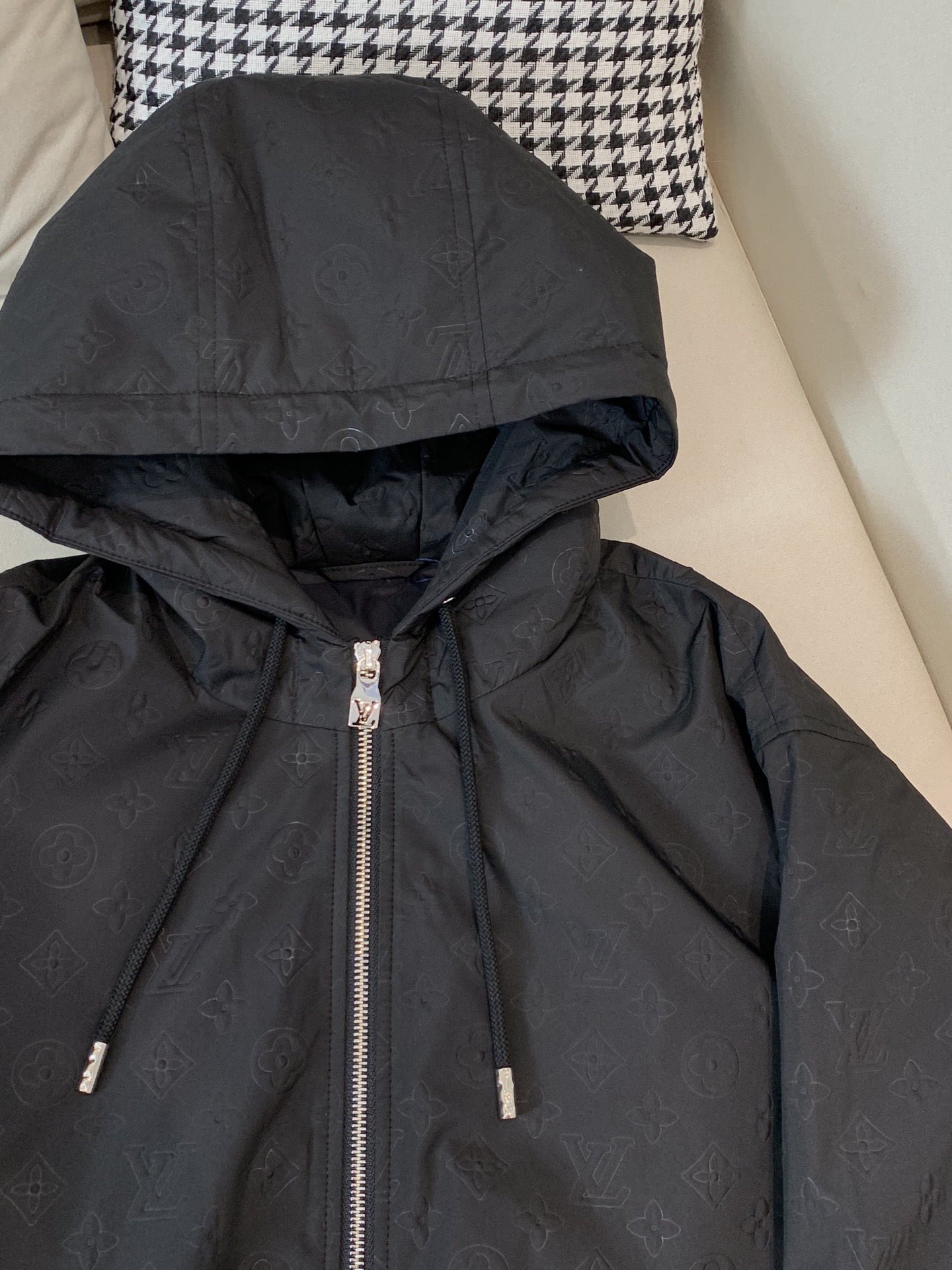 Louis Vuitton Down Jacket White Duck Down Black Hooded S-l