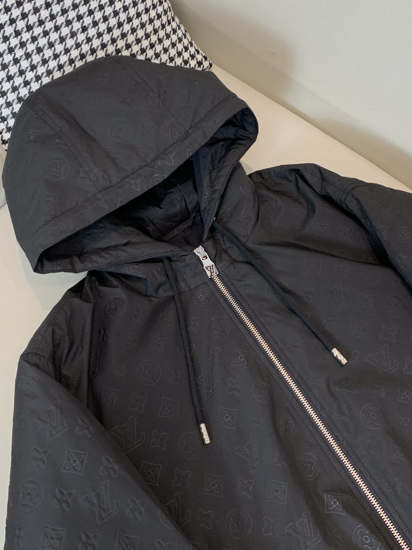 Louis Vuitton Down Jacket White Duck Down Black Hooded S-l