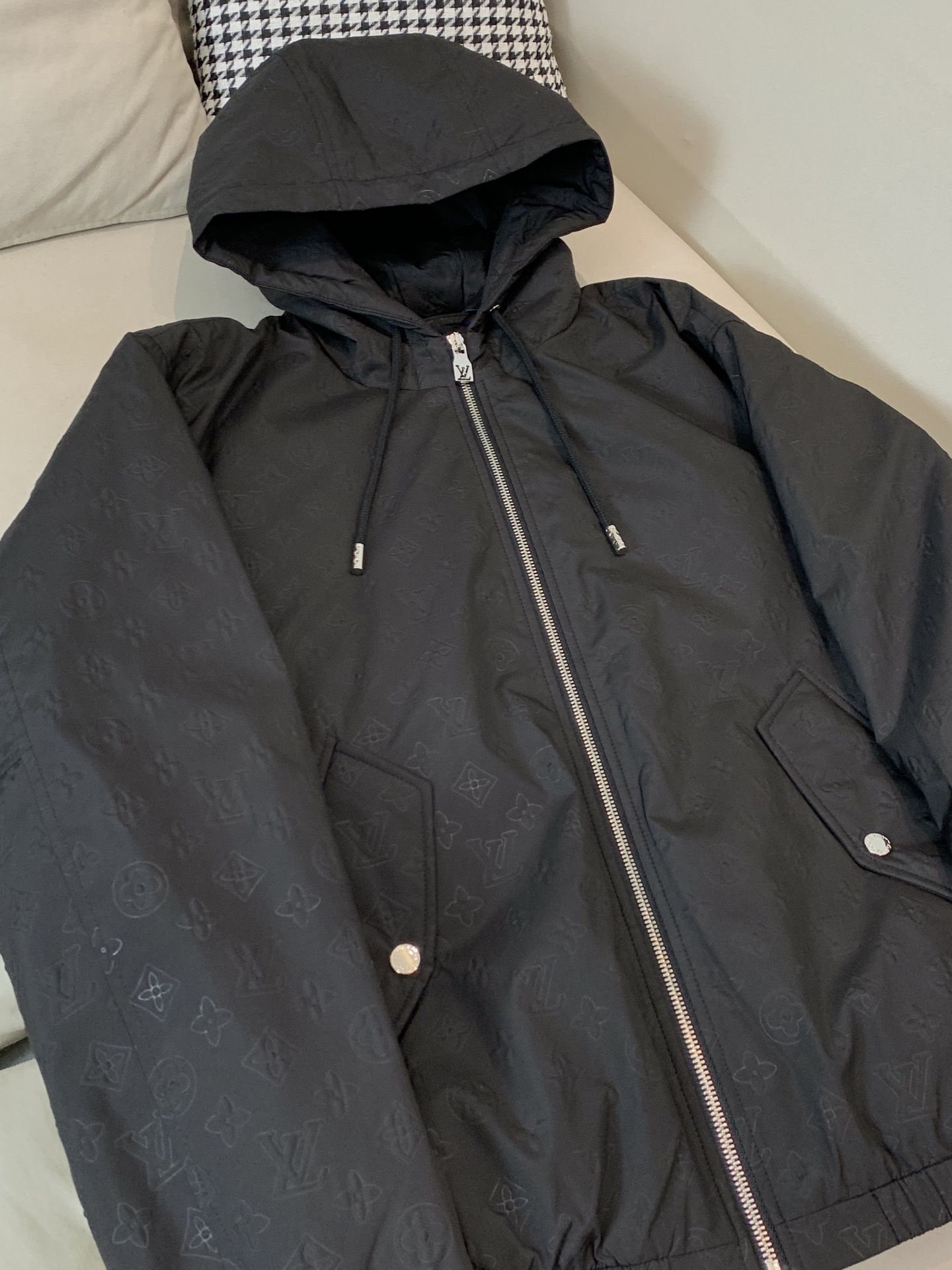 Louis Vuitton Down Jacket White Duck Down Black Hooded S-l