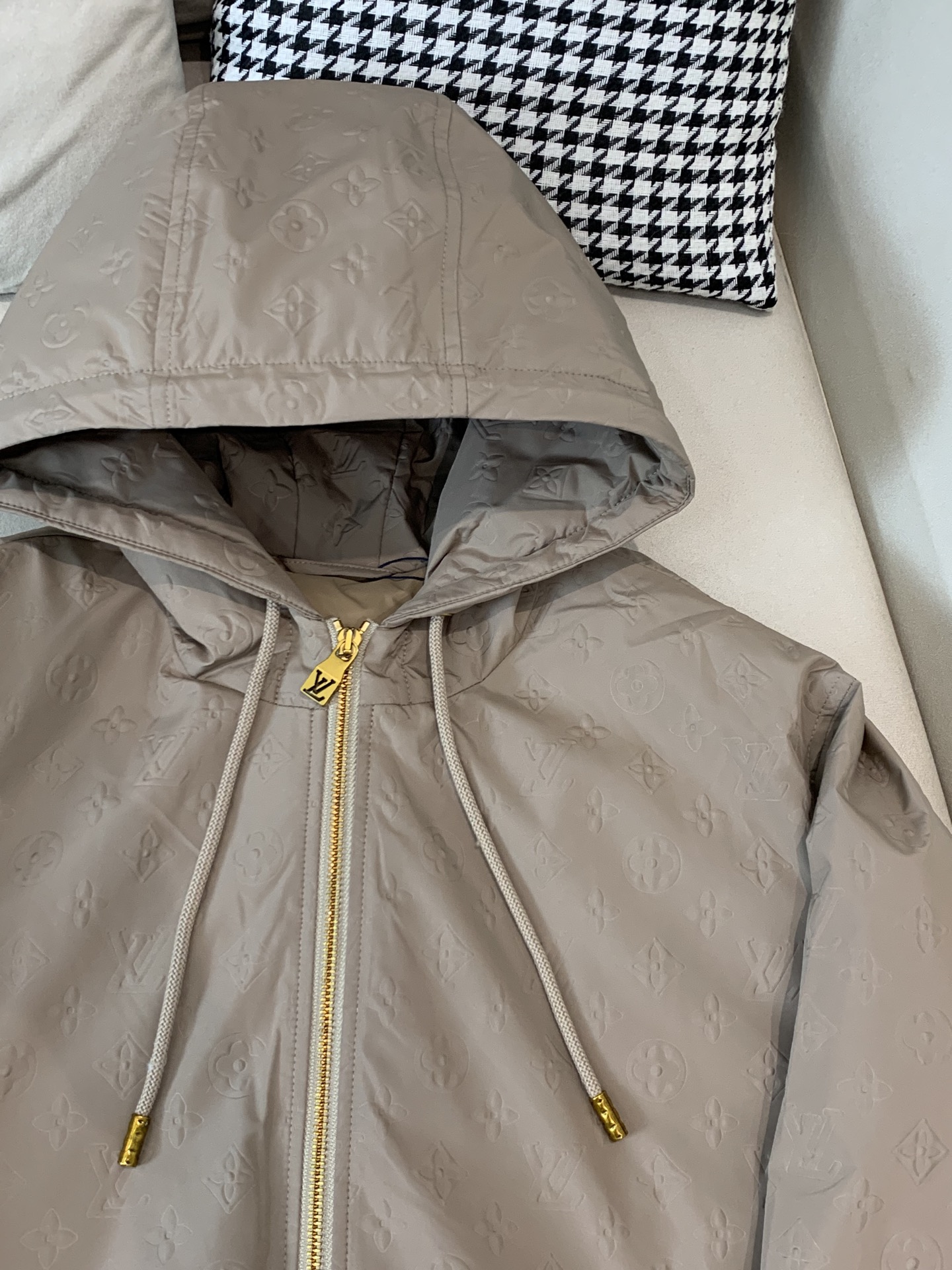 Louis Vuitton Down Jacket White Duck Down Black Hooded S-l