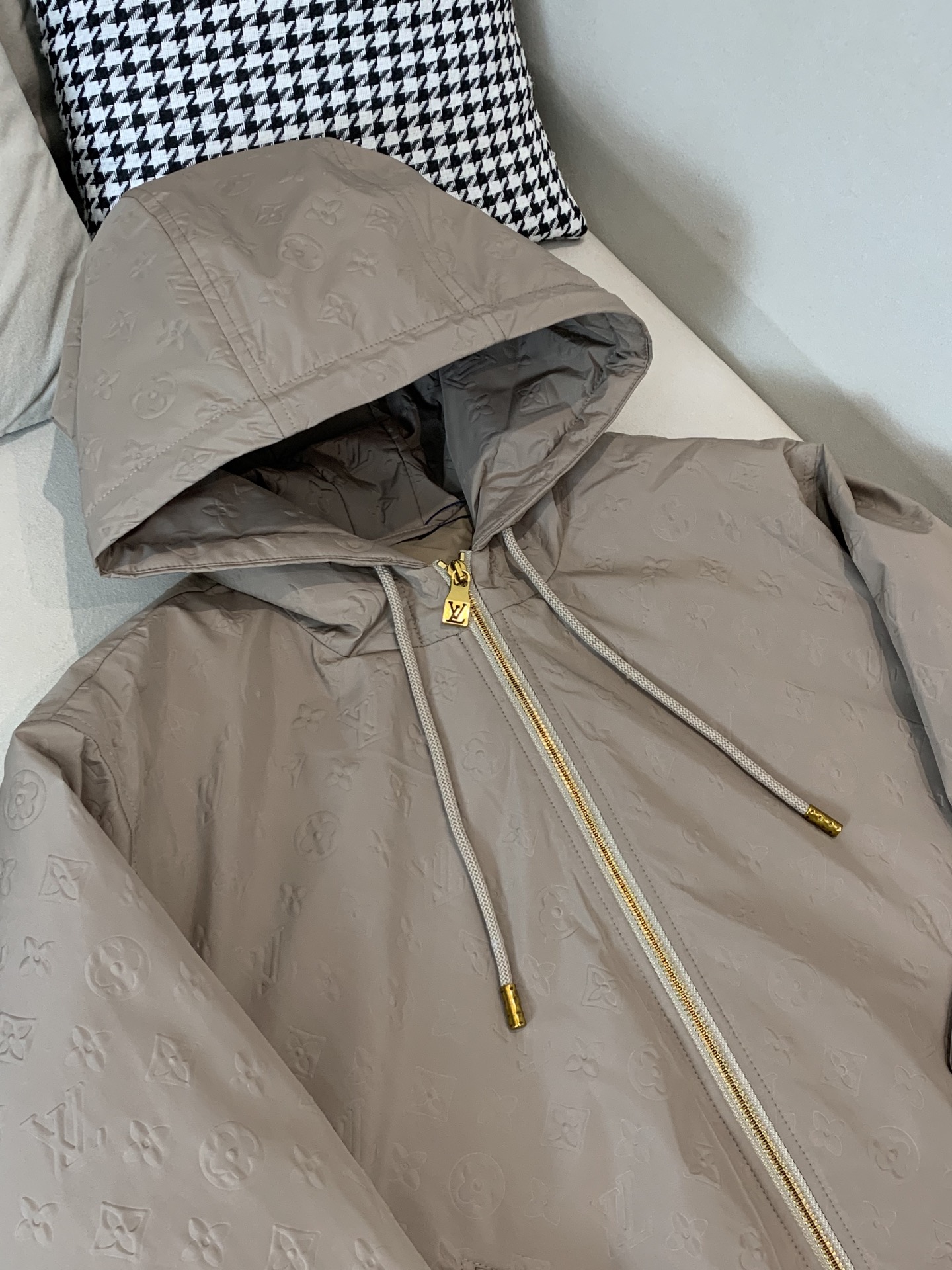 Louis Vuitton Down Jacket White Duck Down Black Hooded S-l