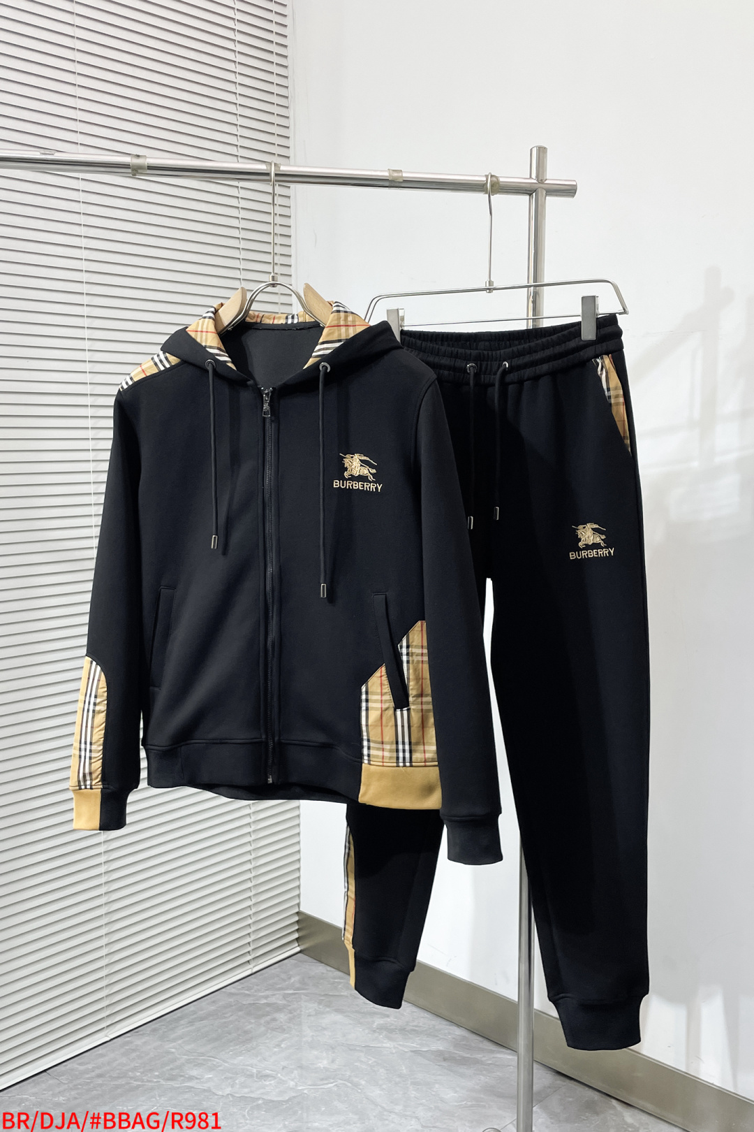Burberry Basic Clothing Knitted M-xl