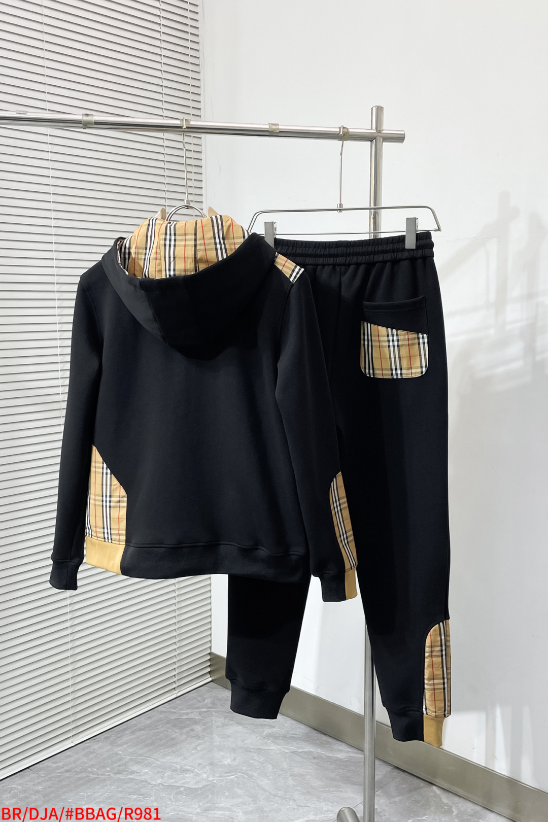 Burberry Basic Clothing Knitted M-xl