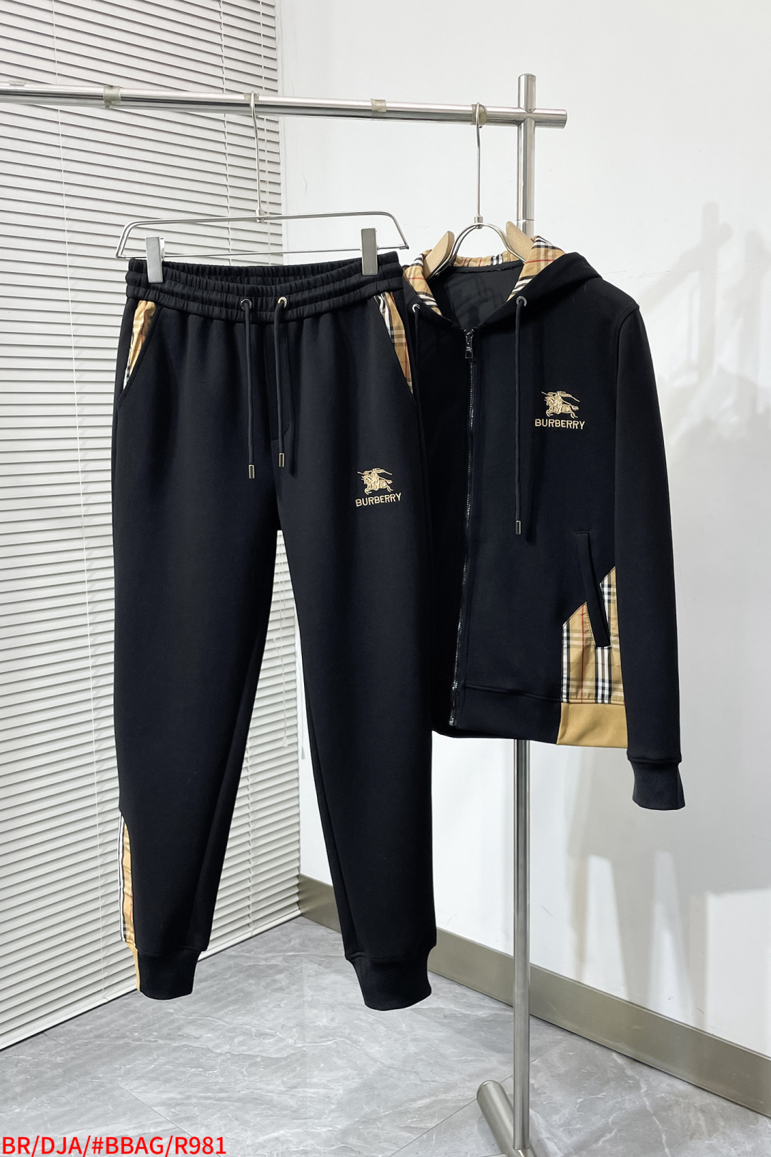 Burberry Basic Clothing Knitted M-xl