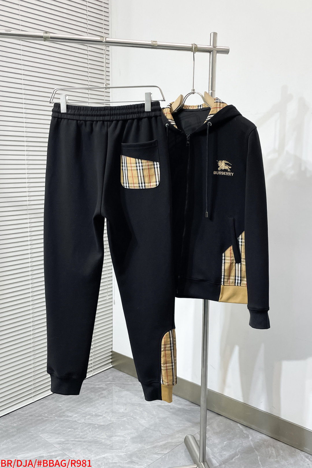 Burberry Basic Clothing Knitted M-xl