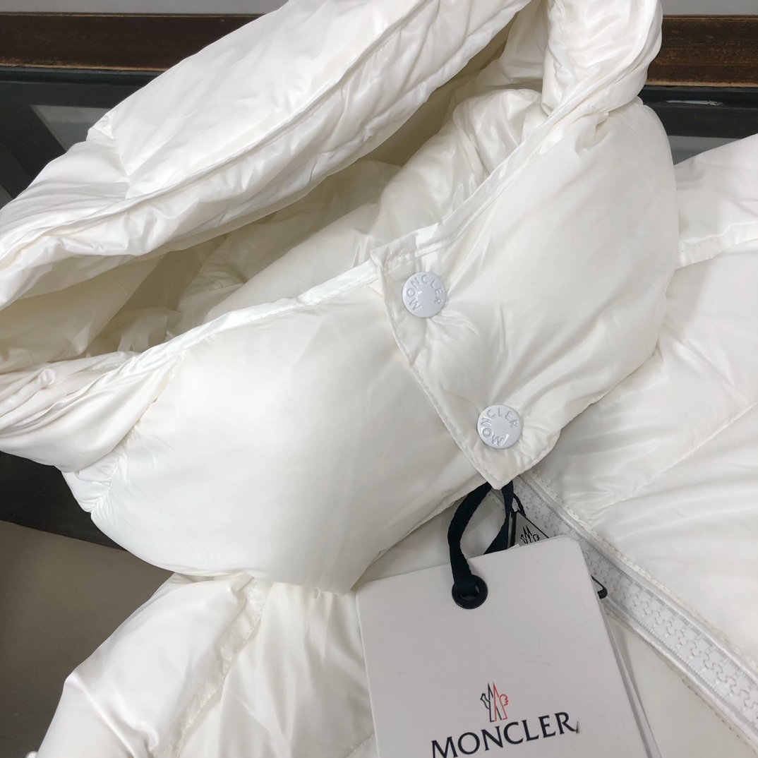 Moncler Female Down Jacket White M-l