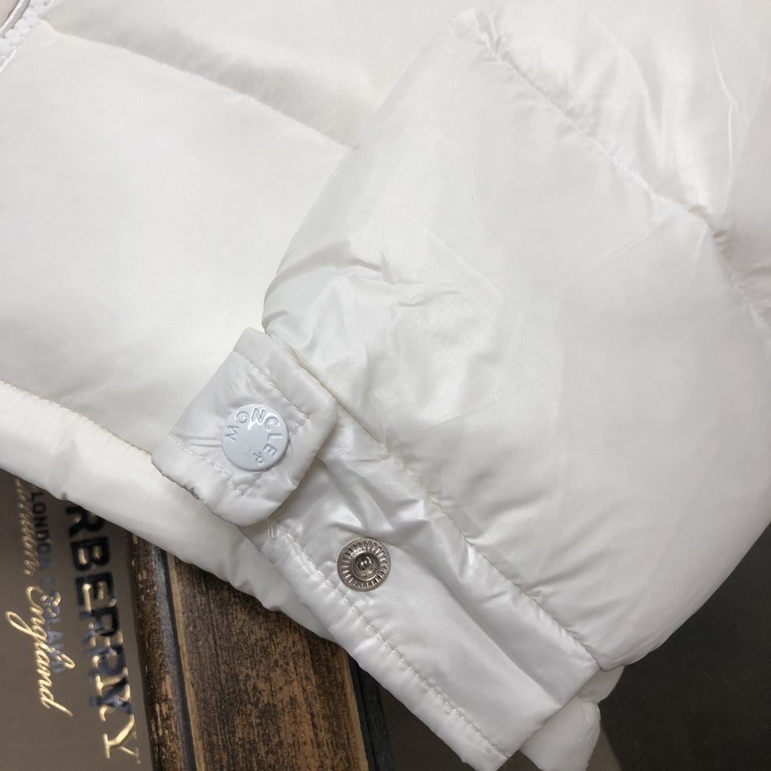 Moncler Female Down Jacket White M-l