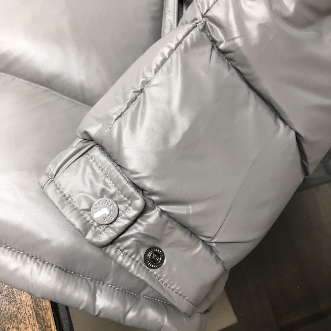 Moncler Female Down Jacket White M-l