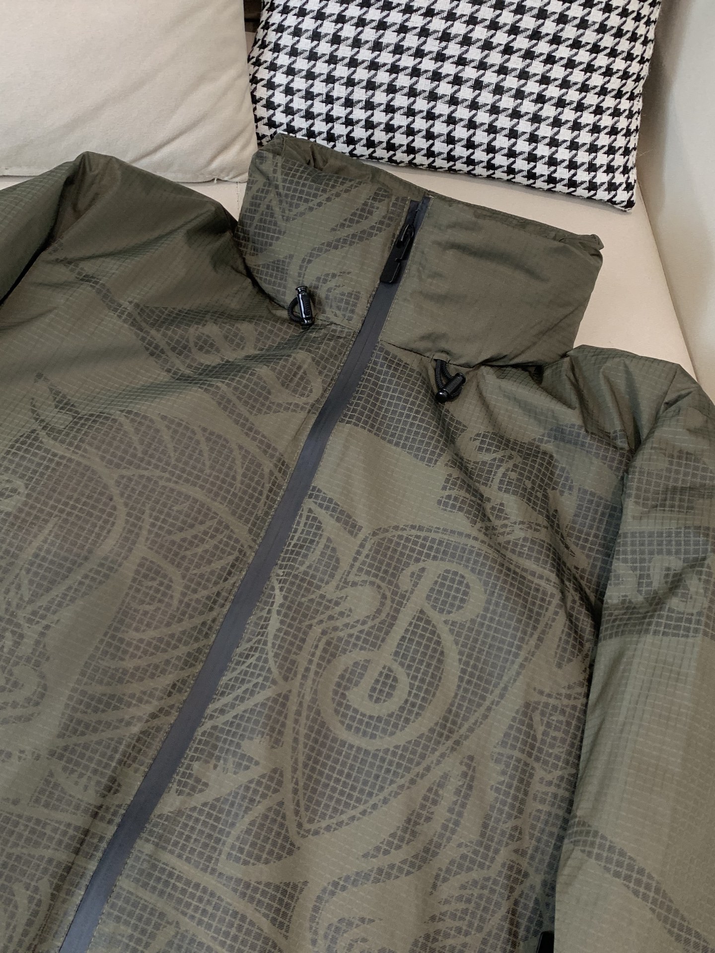 Burberry Male Down Jacket White Duck Down Black Slim Fit