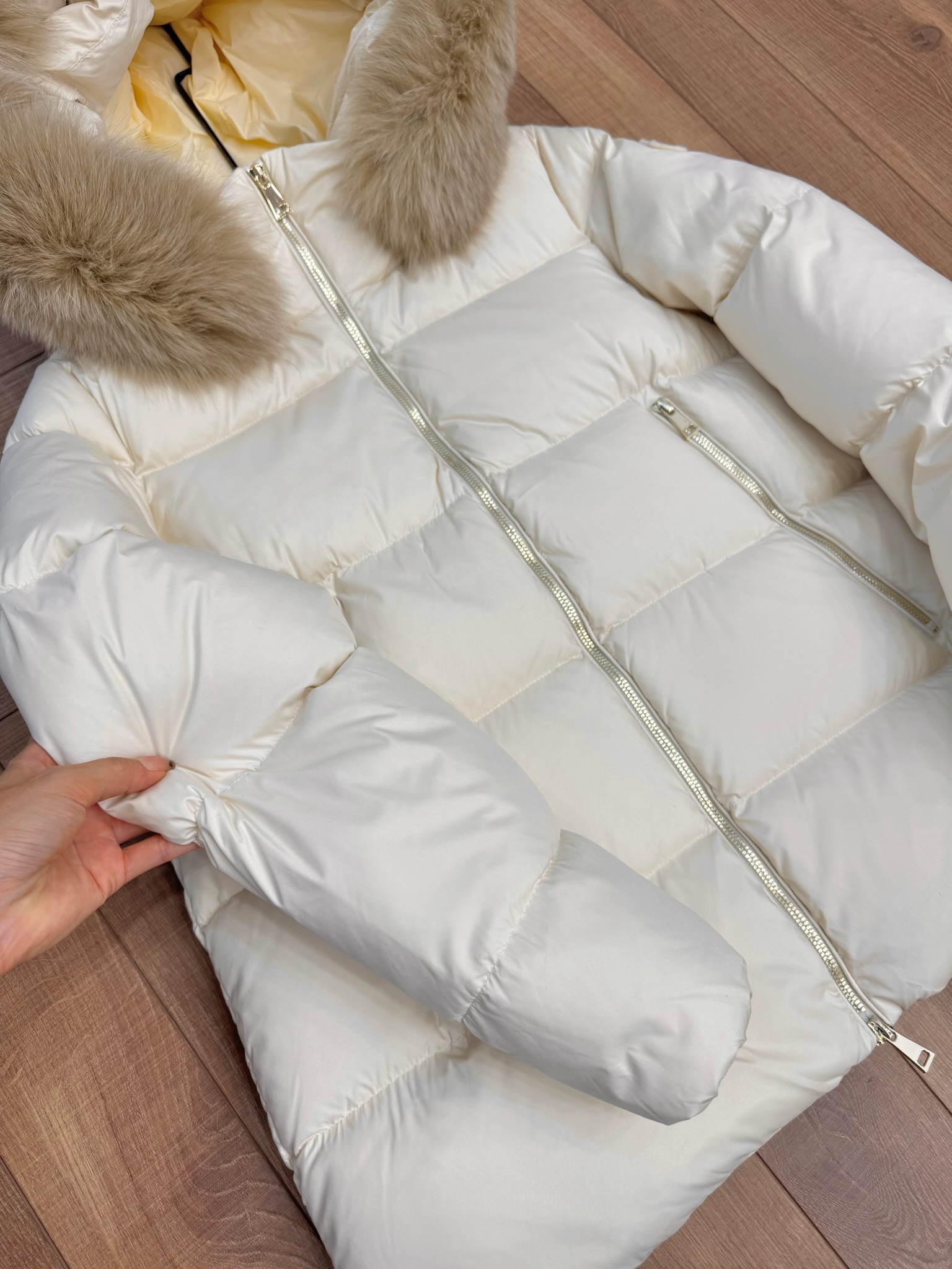 Moncler Down Jacket White M-l