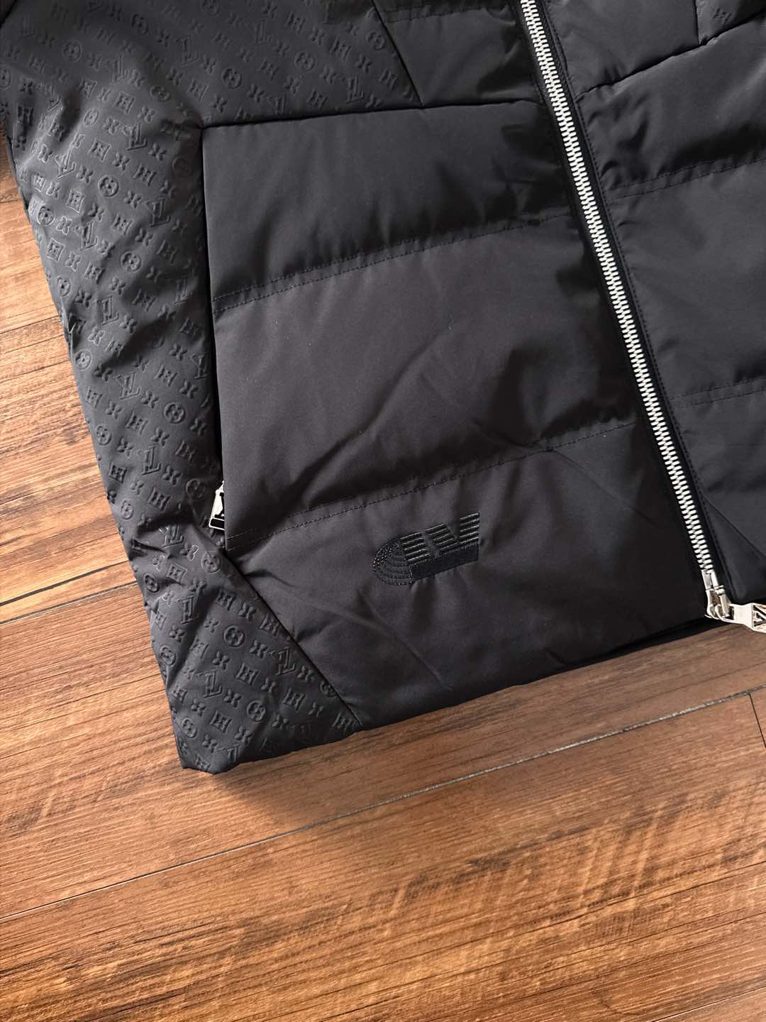 Louis Vuitton Down Jacket Black Hooded S-l