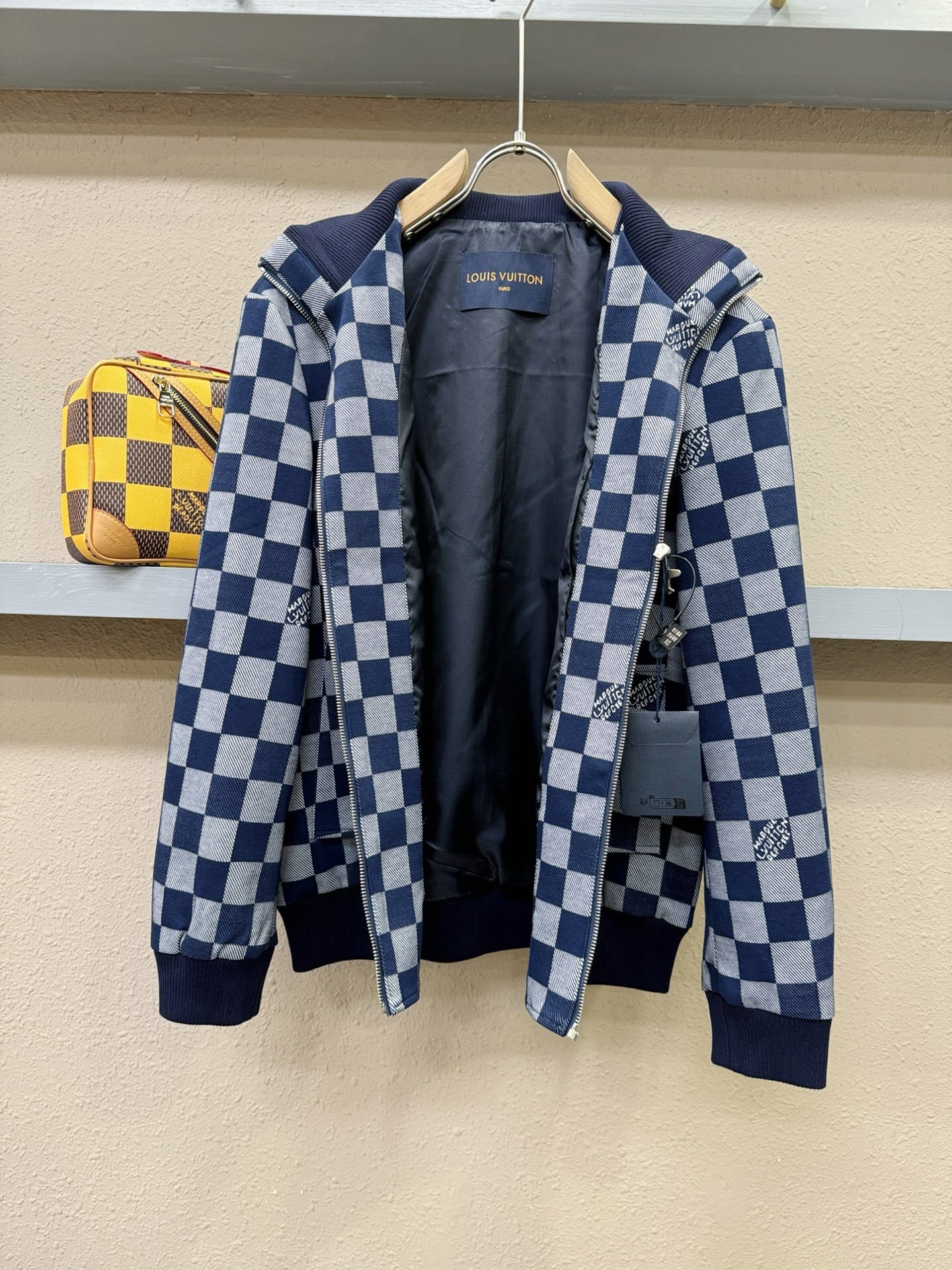 Louis Vuitton Basic Clothing L