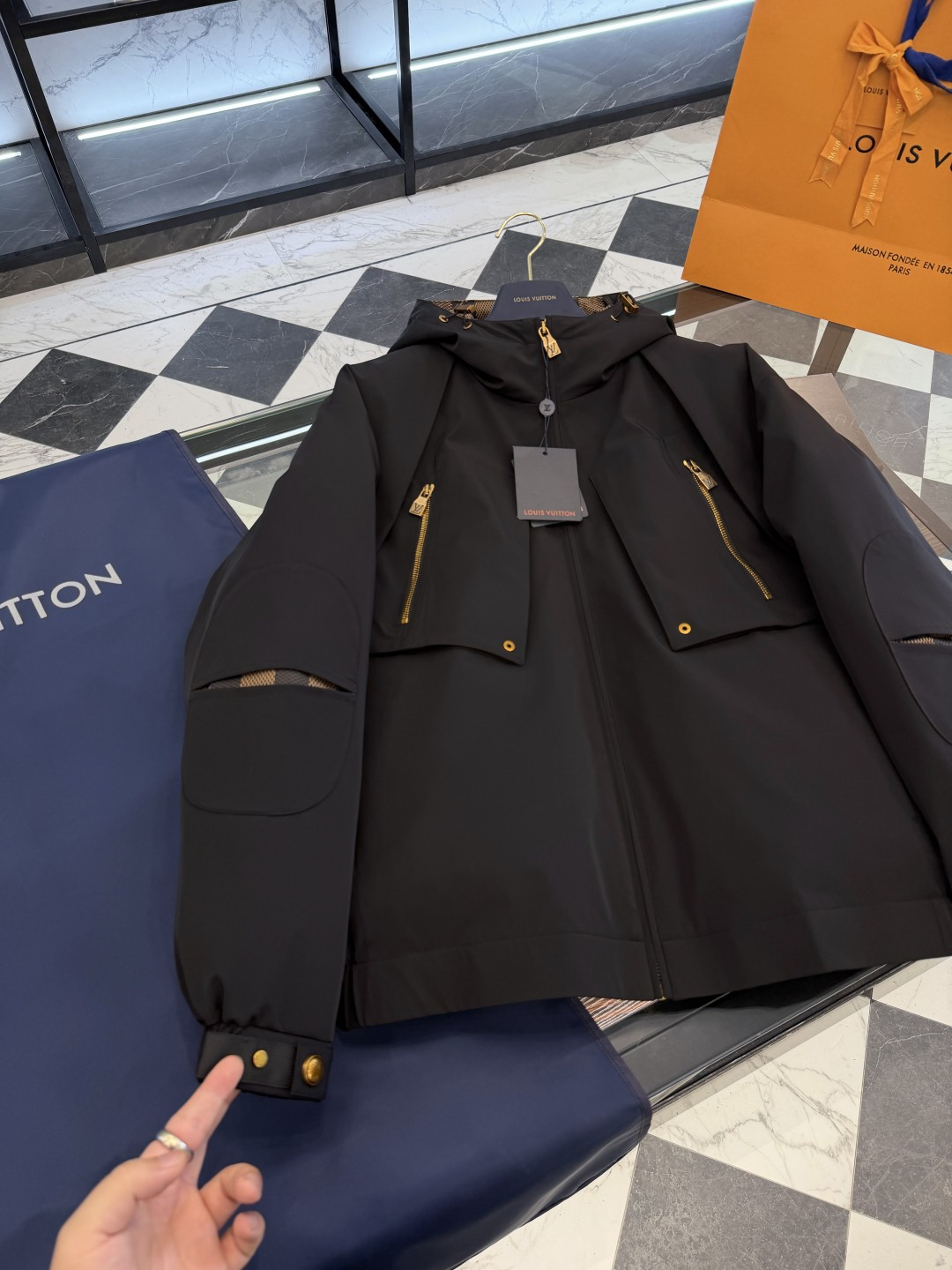 Louis Vuitton Down Jacket Hooded S-l