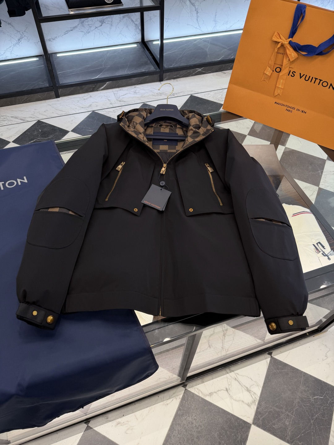 Louis Vuitton Down Jacket Hooded S-l