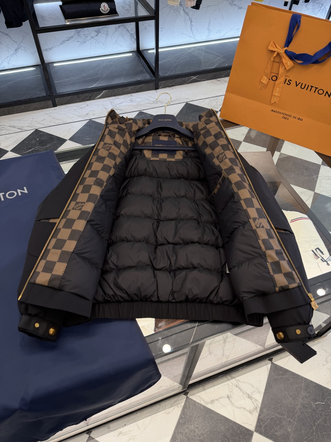 Louis Vuitton Down Jacket Hooded S-l