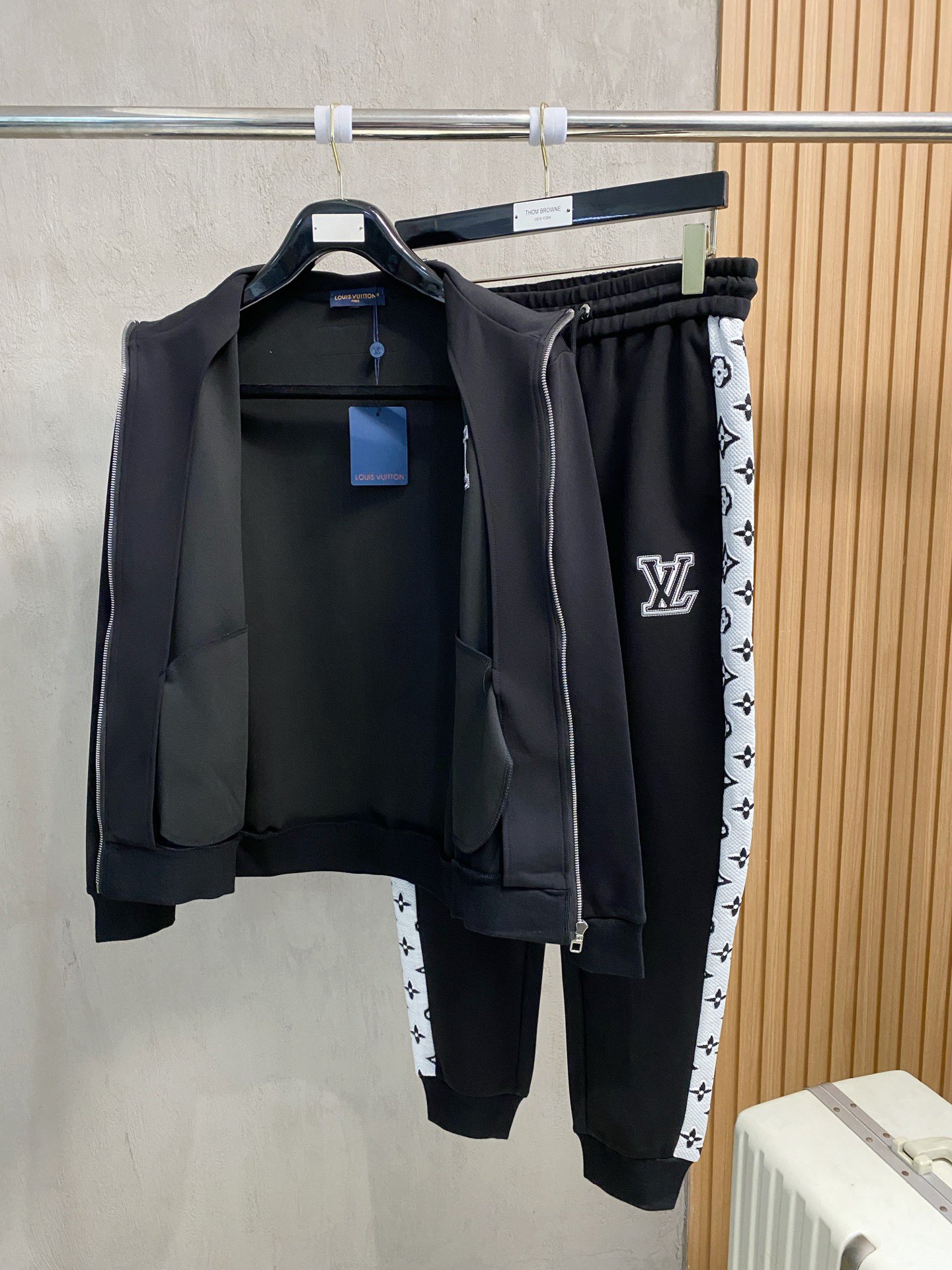 Louis Vuitton Basic Clothing M-l-xl