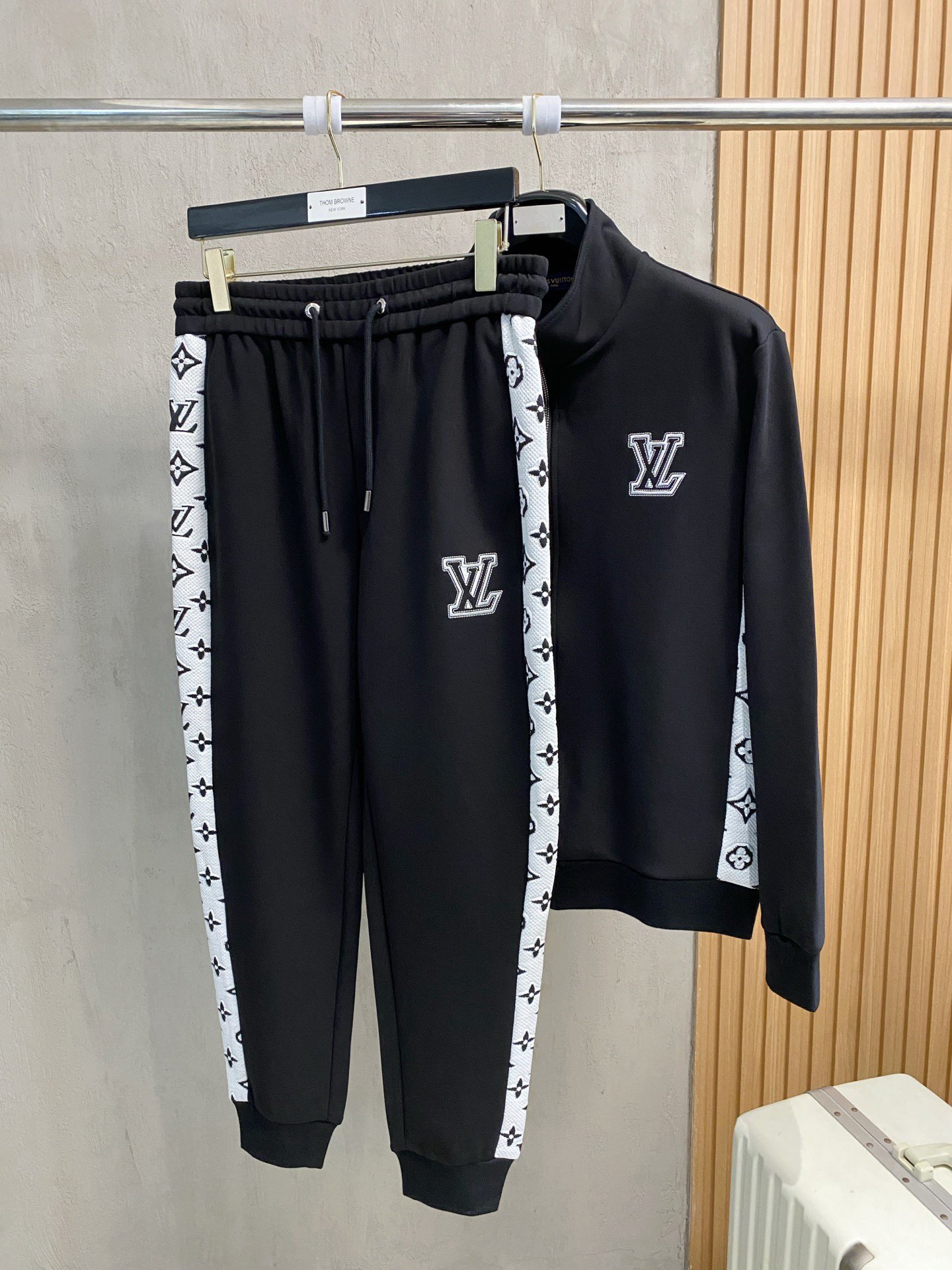 Louis Vuitton Basic Clothing M-l-xl