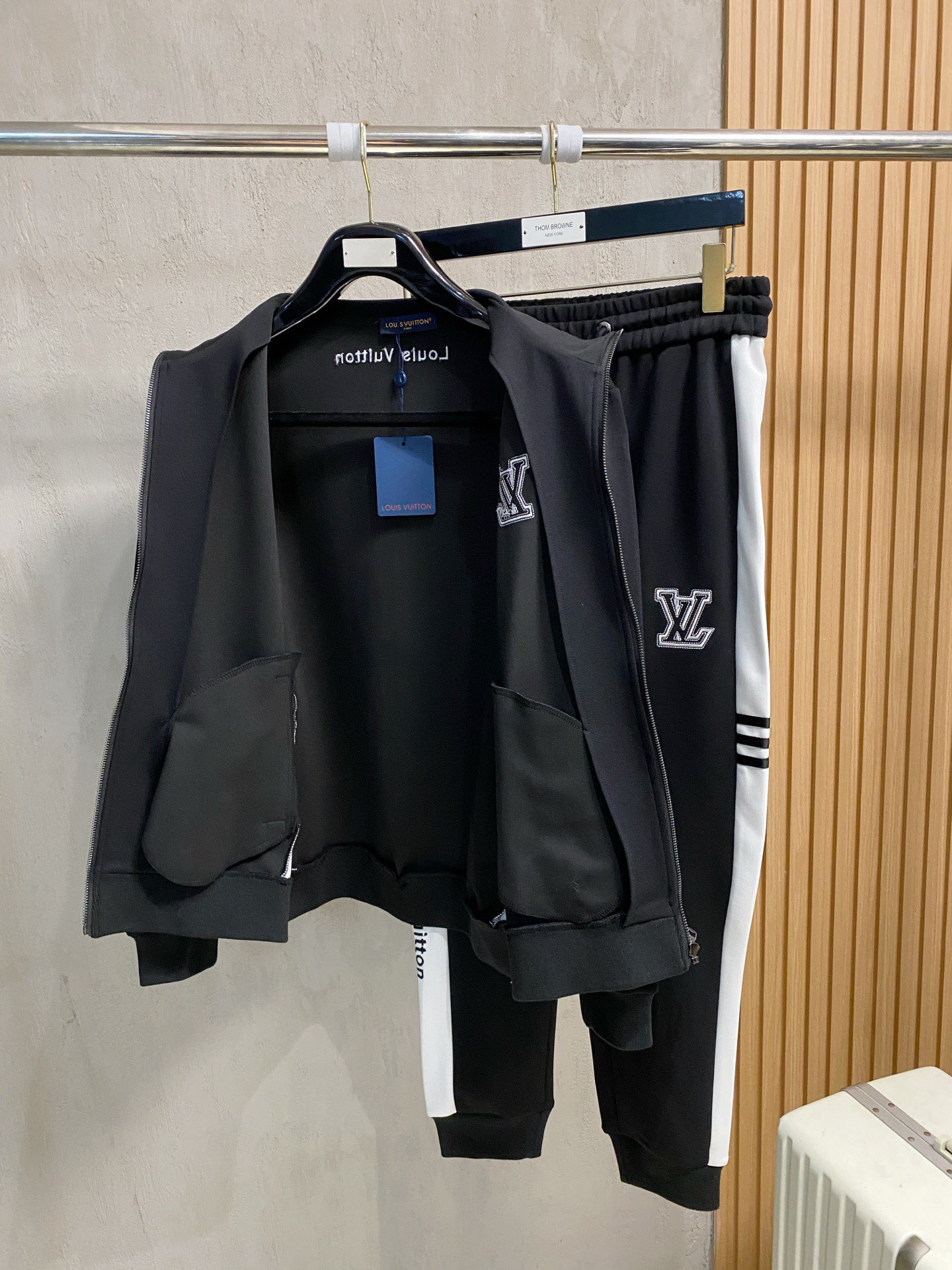 Louis Vuitton Basic Clothing M-l-xl