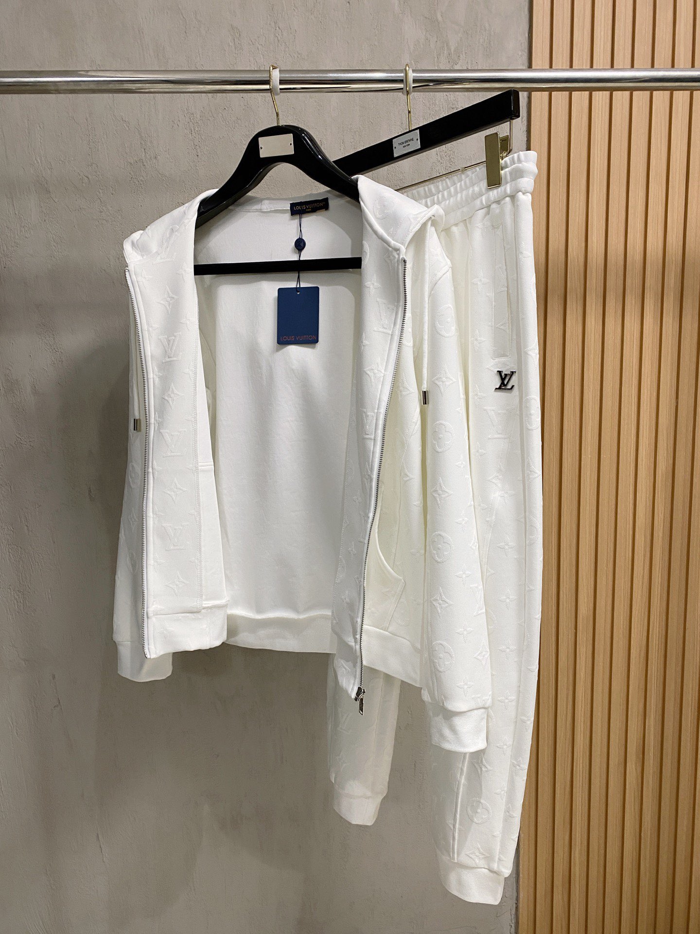 Louis Vuitton Basic Clothing M-l-xl