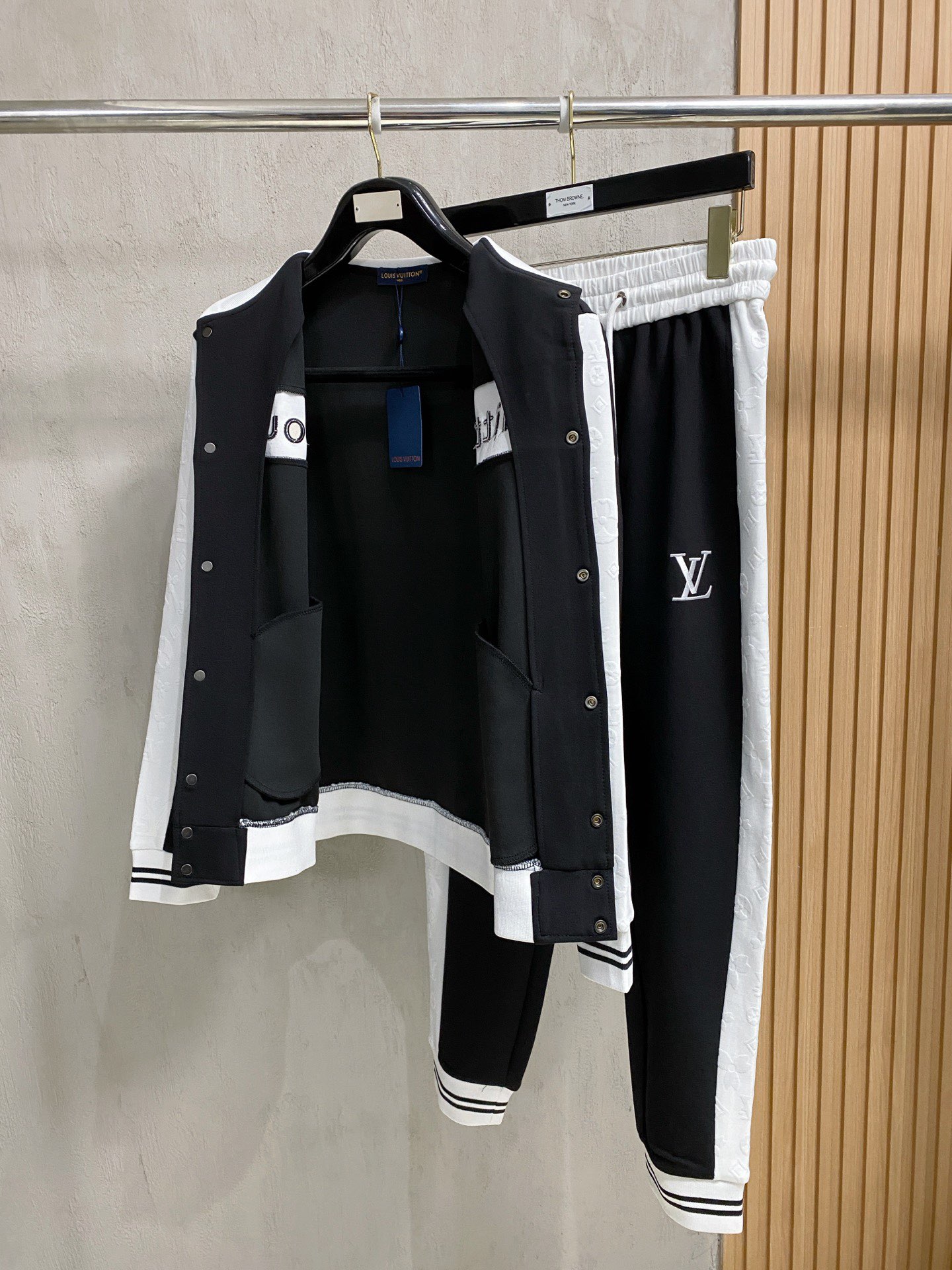 Louis Vuitton Basic Clothing M-l-xl
