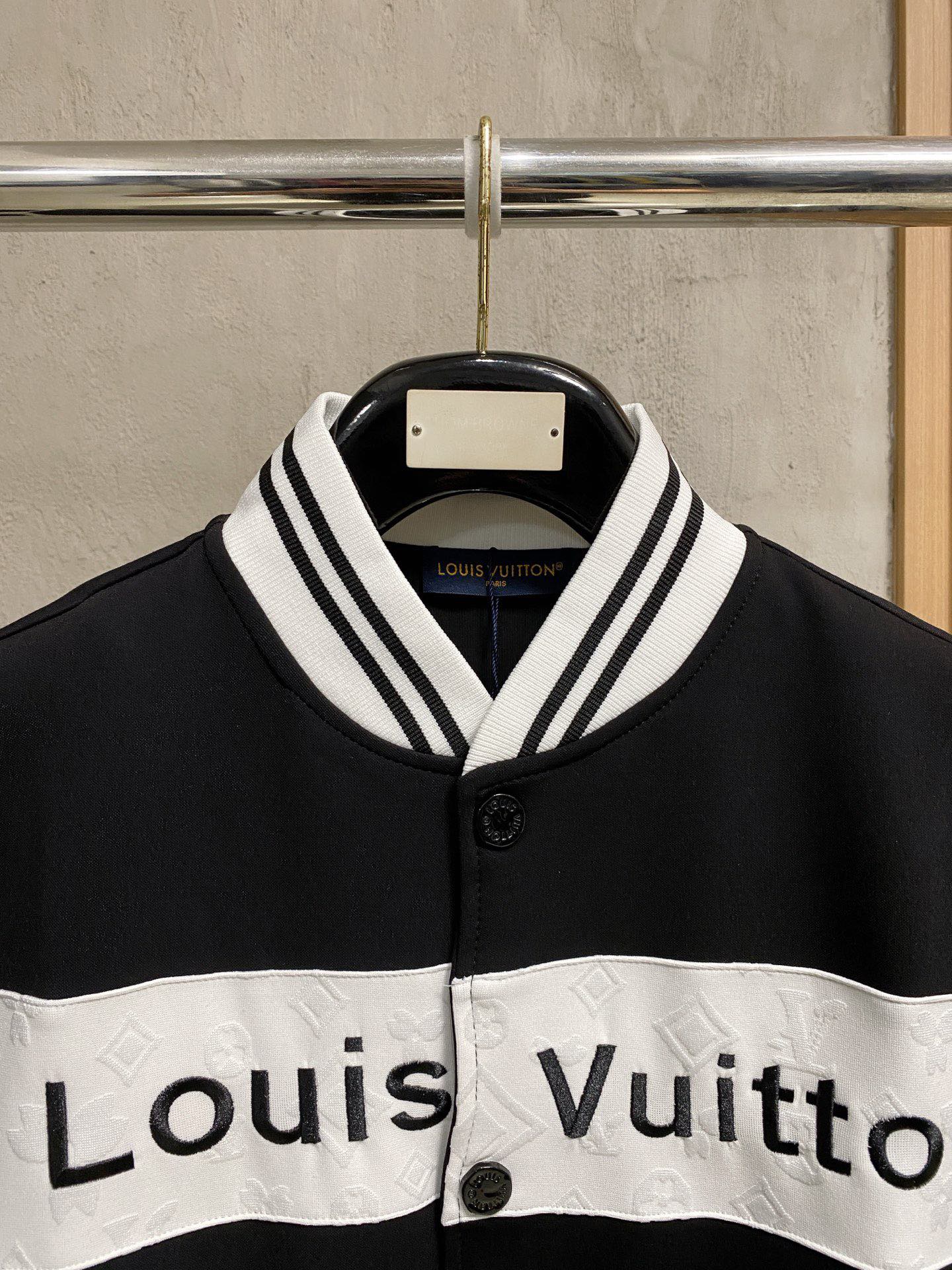 Louis Vuitton Basic Clothing M-l-xl