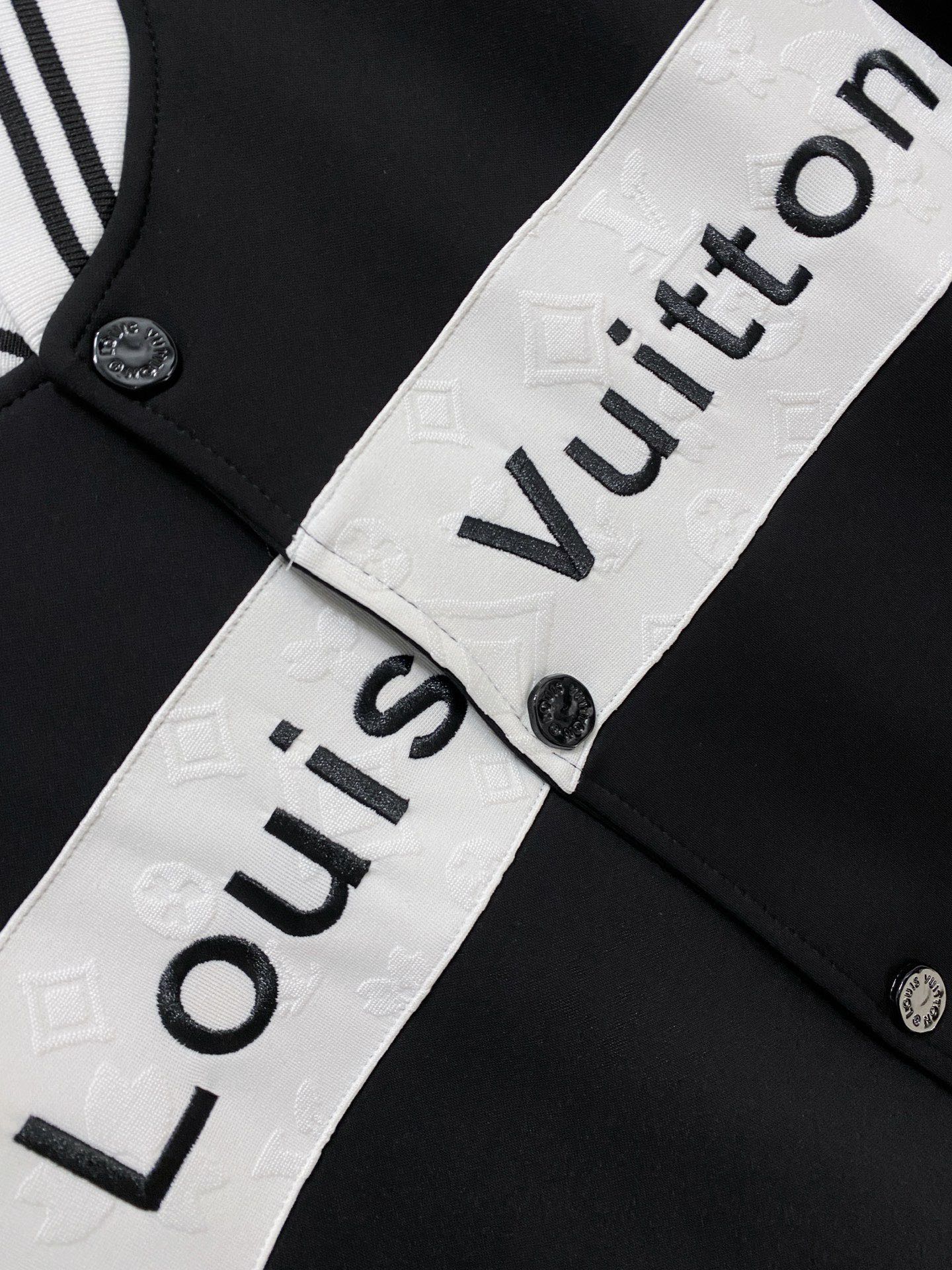Louis Vuitton Basic Clothing M-l-xl
