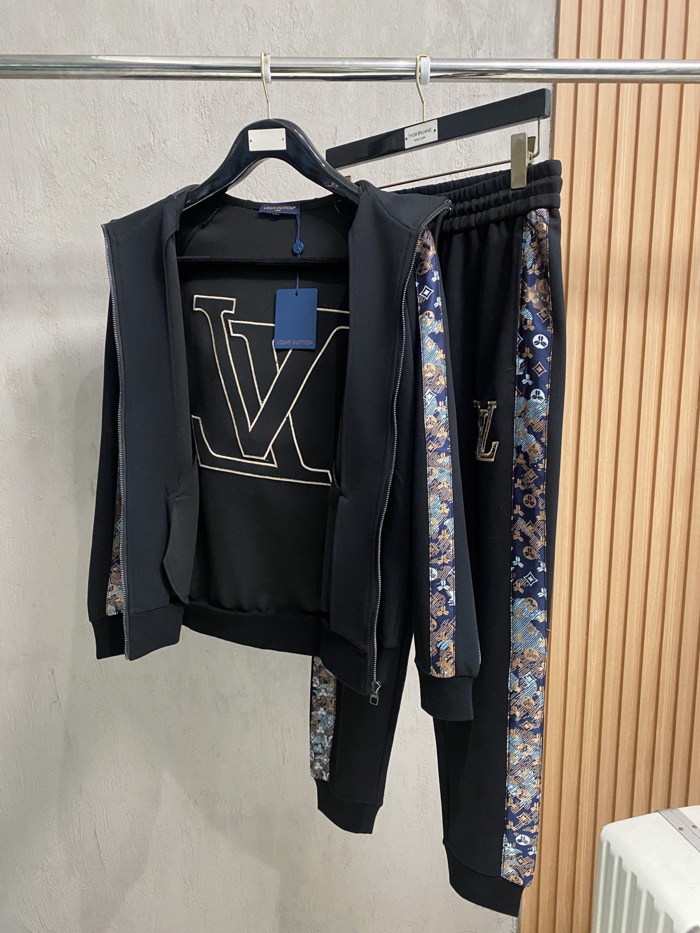 Louis Vuitton Basic Clothing M-l-xl