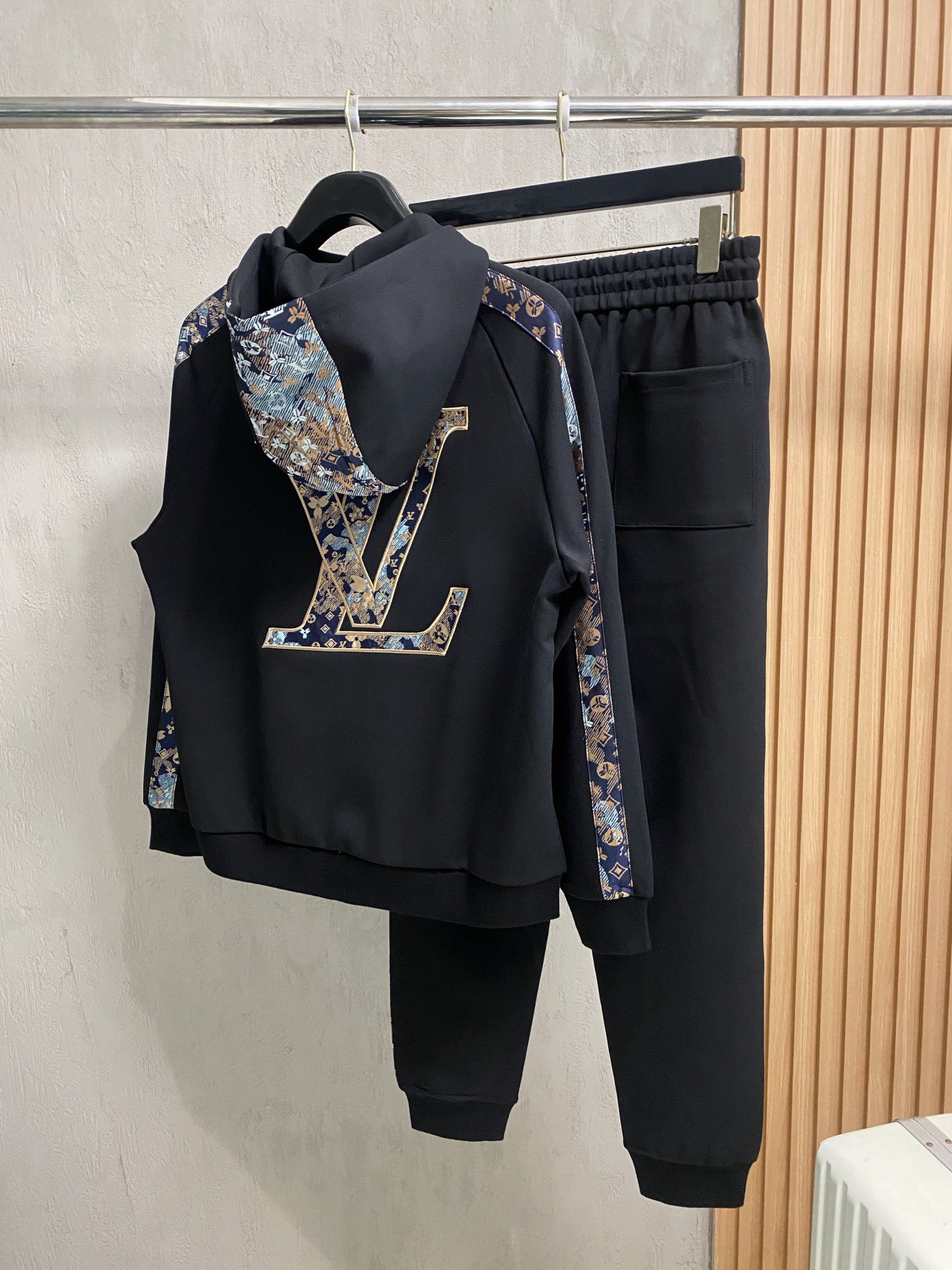 Louis Vuitton Basic Clothing M-l-xl