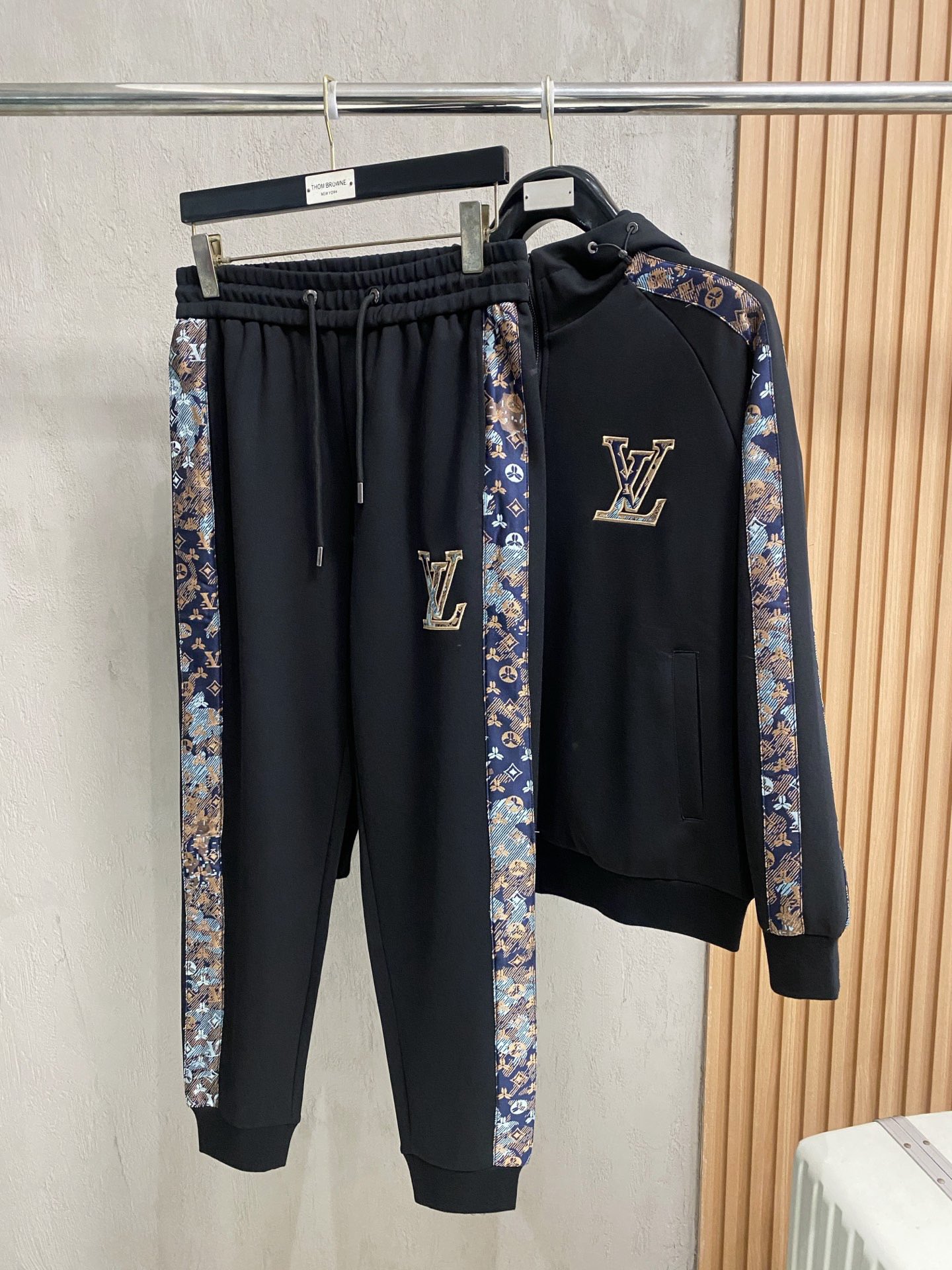 Louis Vuitton Basic Clothing M-l-xl