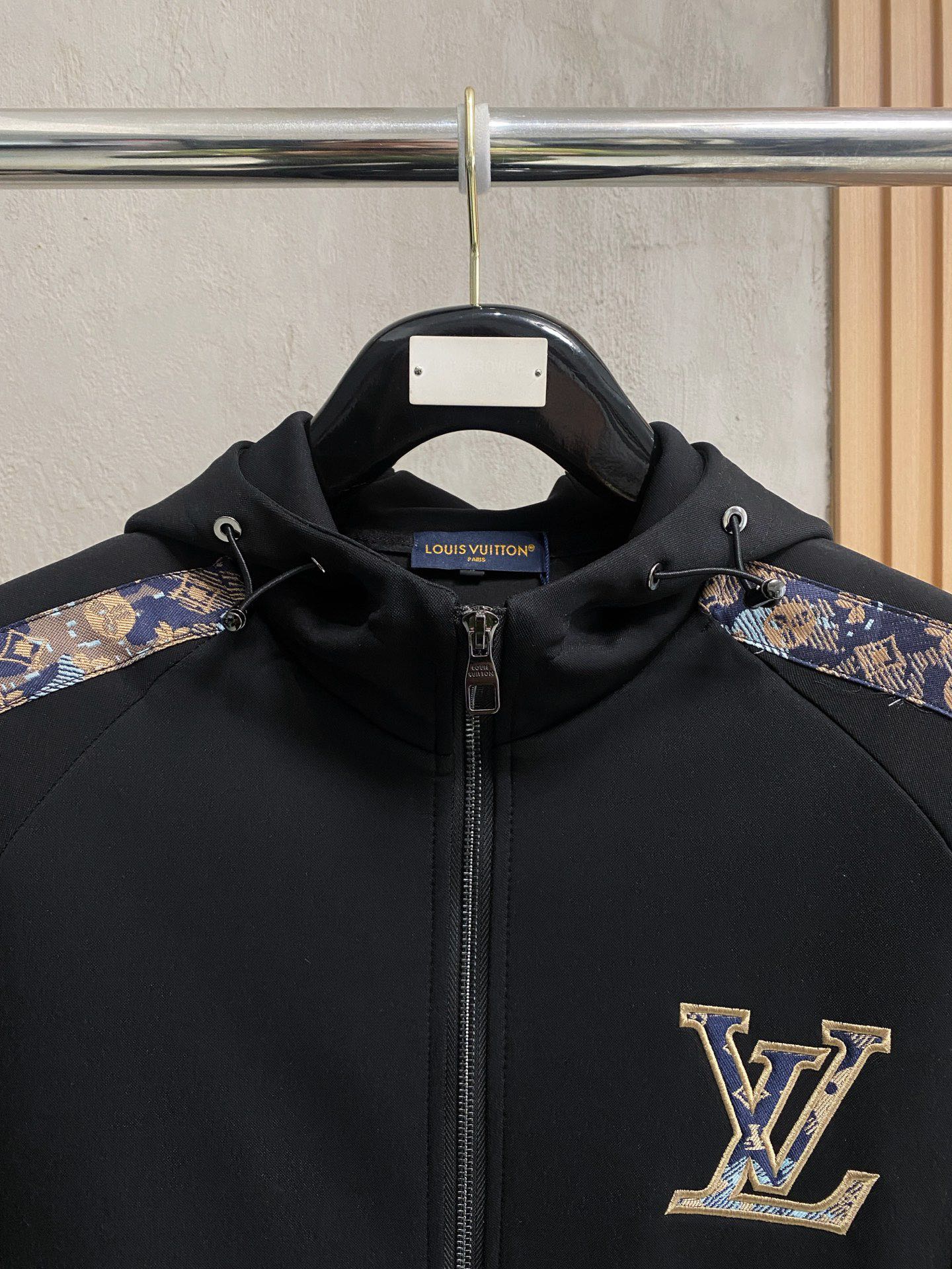 Louis Vuitton Basic Clothing M-l-xl