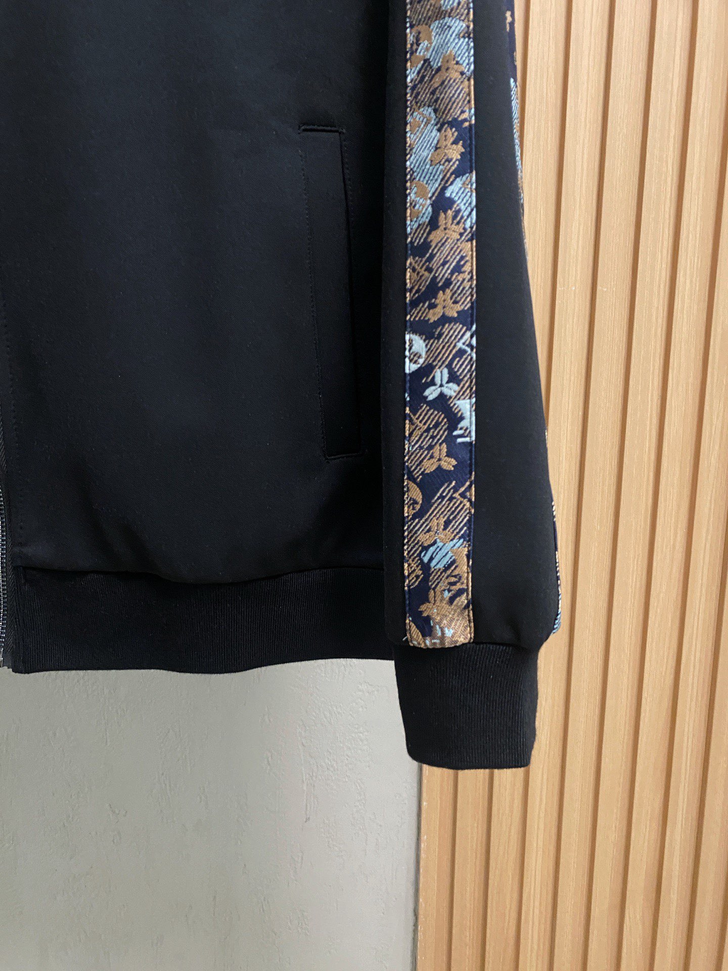 Louis Vuitton Basic Clothing M-l-xl