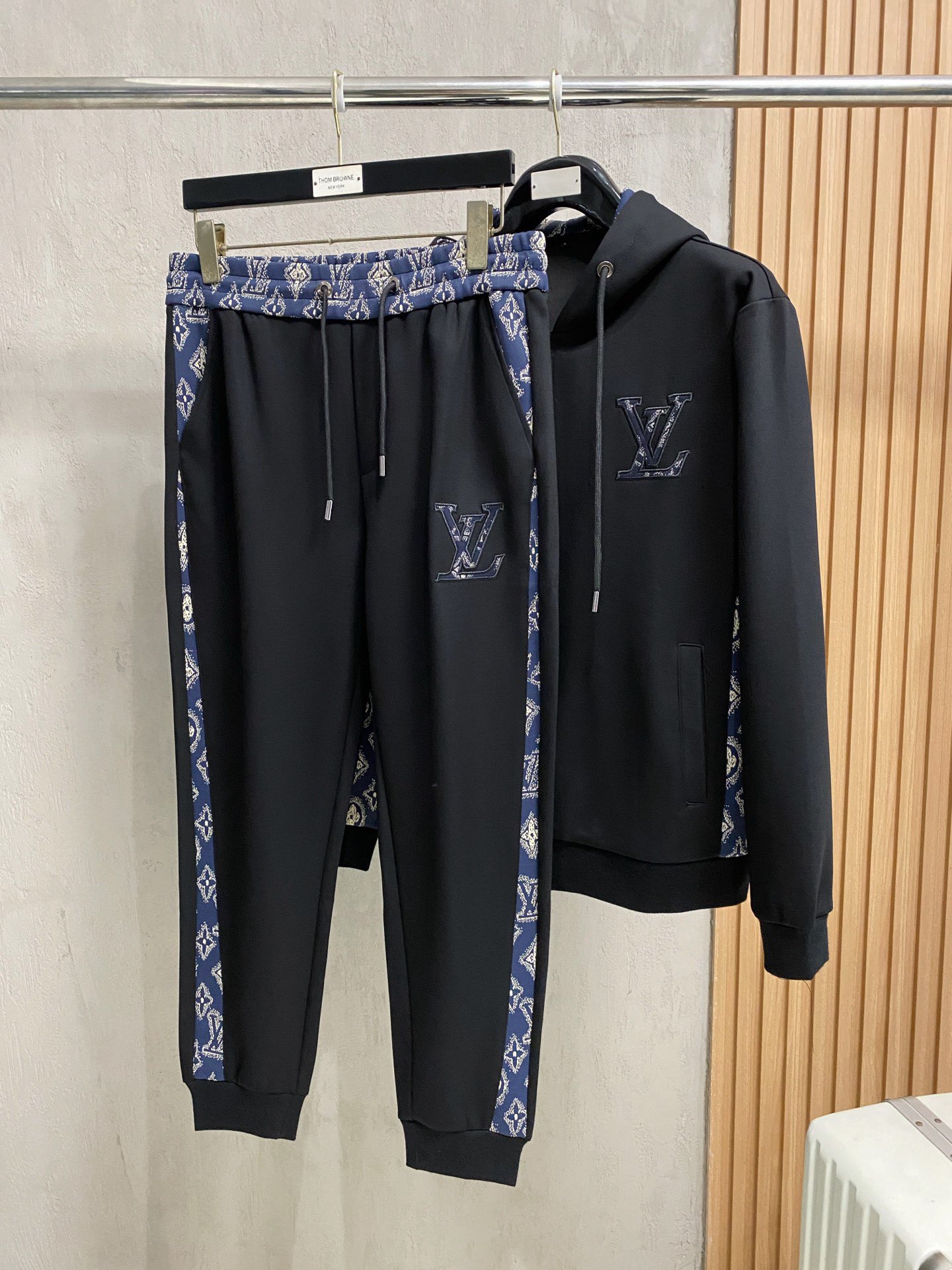 Louis Vuitton Basic Clothing M-l-xl