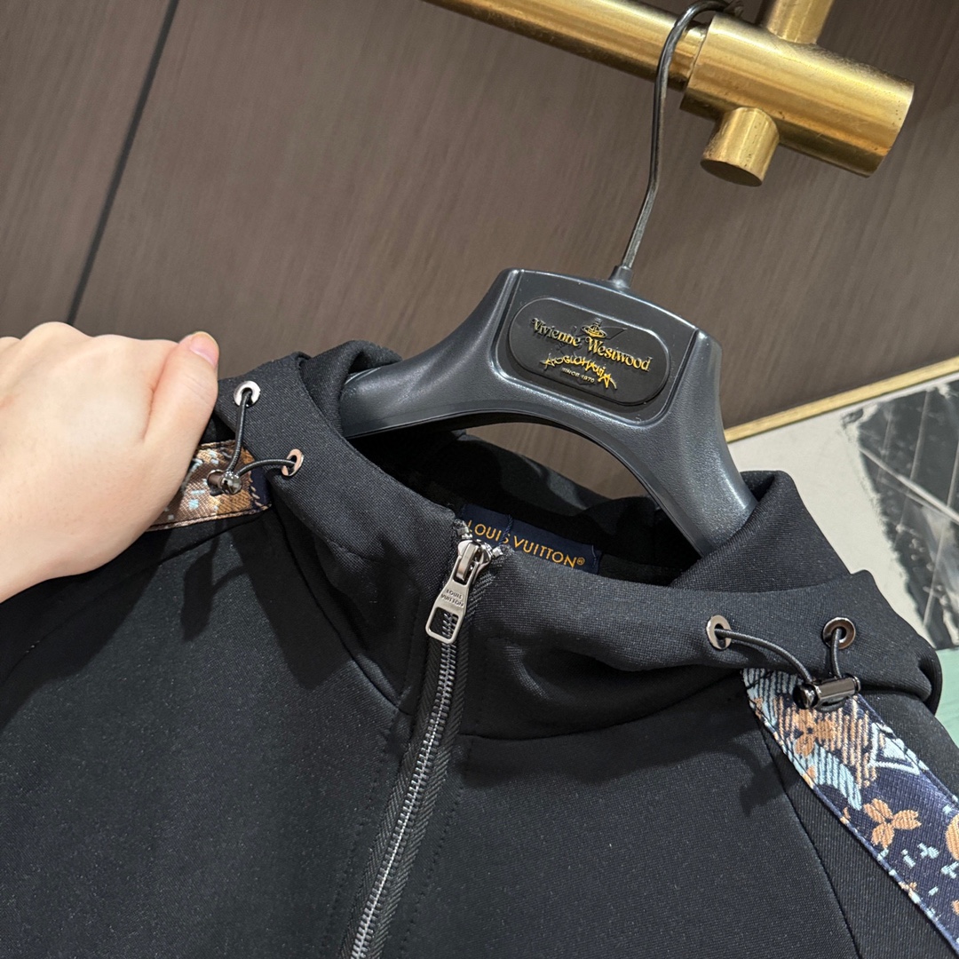 Louis Vuitton Basic Clothing M-l-xl