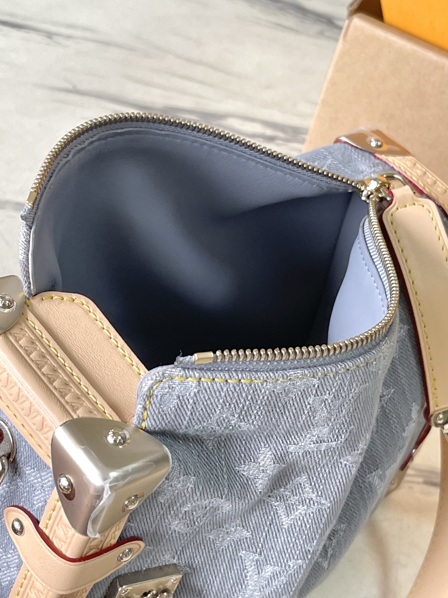 Louis Vuitton Basic Bag M-l-s