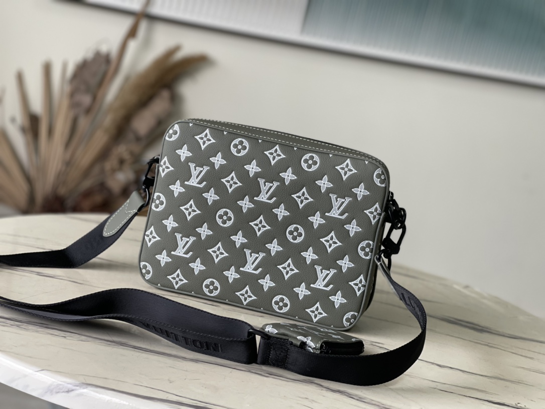 Louis Vuitton Messenger Bag Cow Leather M
