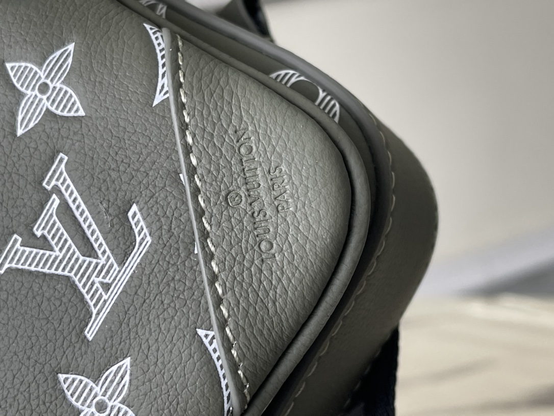 Louis Vuitton Messenger Bag Cow Leather M