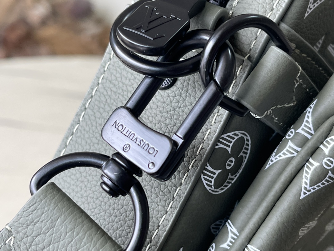 Louis Vuitton Messenger Bag Cow Leather M