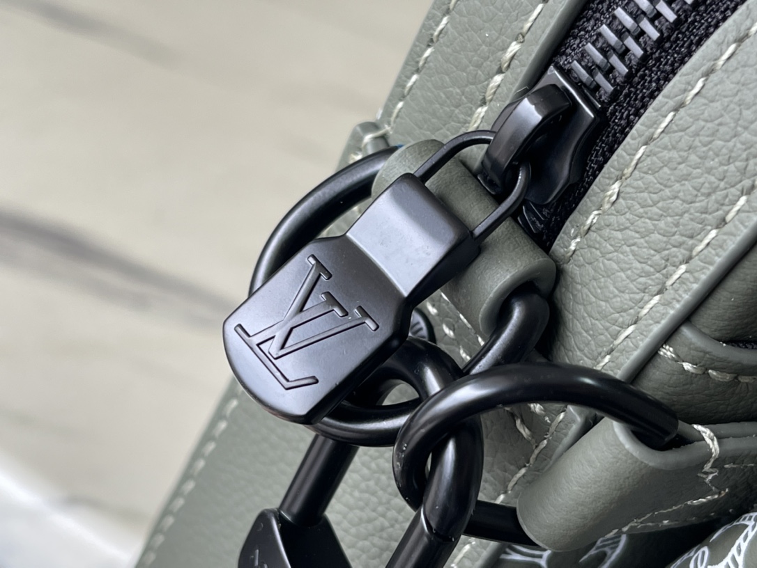 Louis Vuitton Messenger Bag Cow Leather M