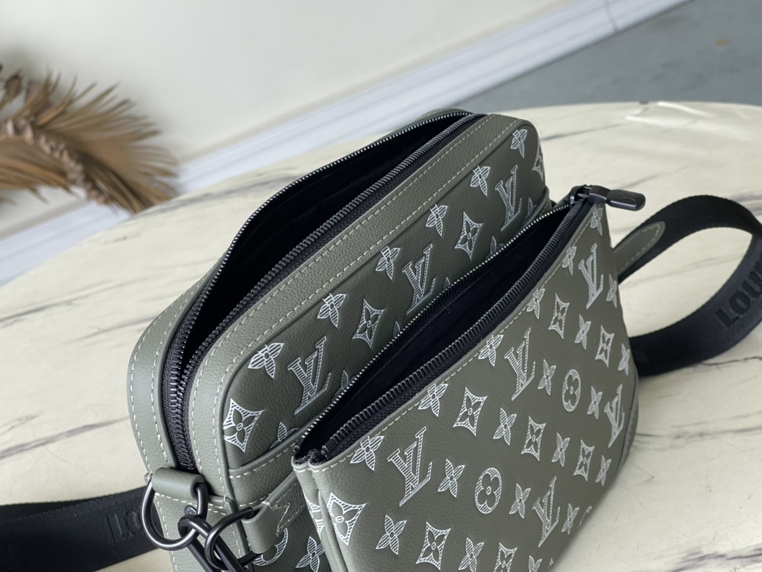 Louis Vuitton Messenger Bag Cow Leather M