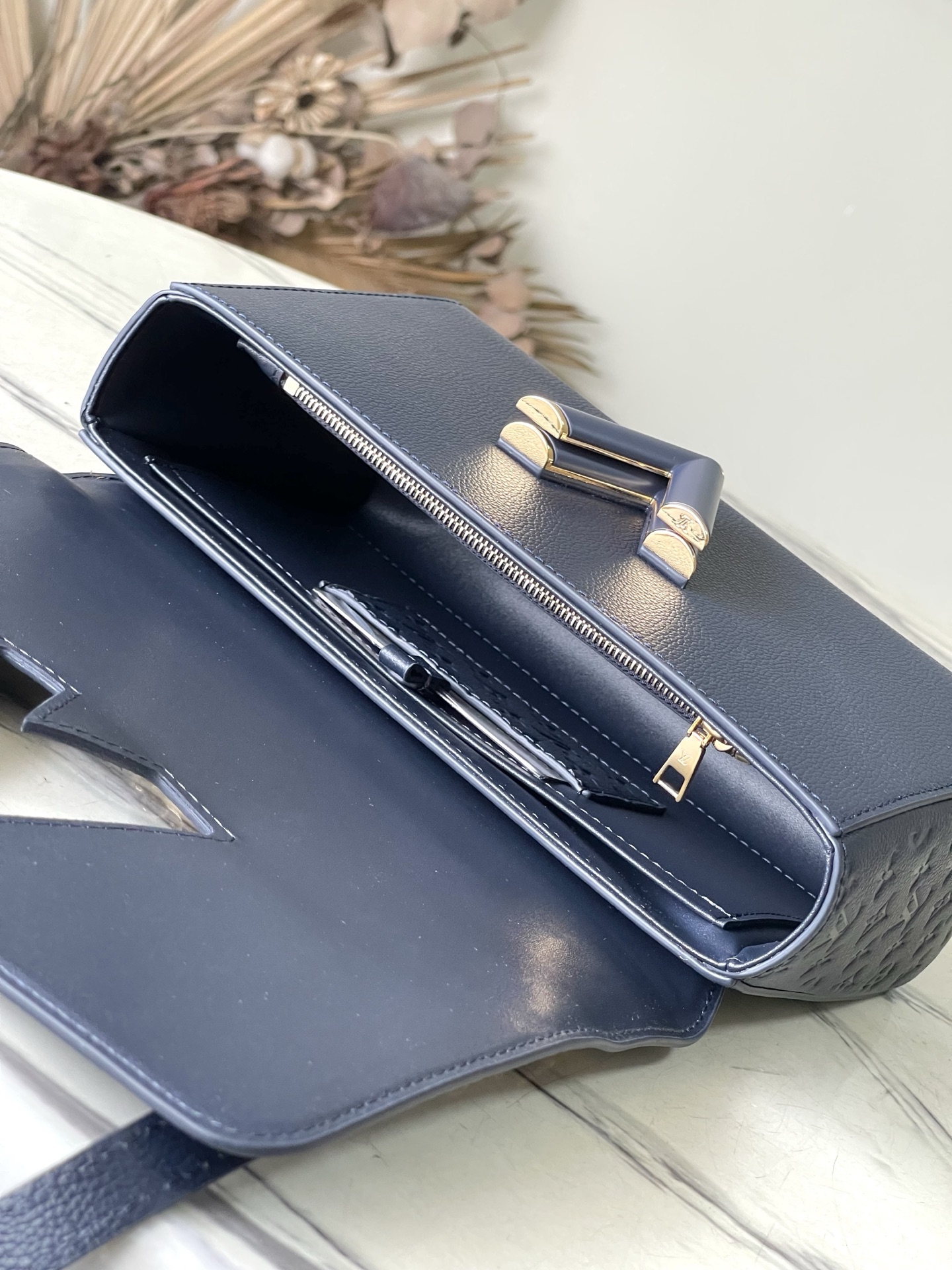 Louis Vuitton Basic Bag Cow Leather M-l-s