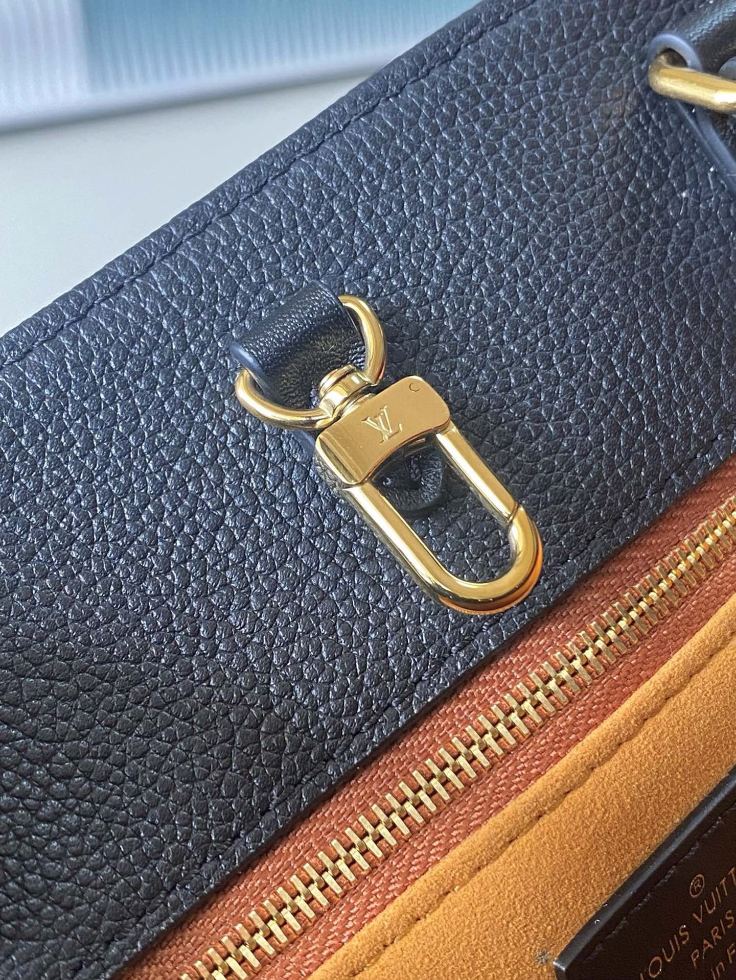 Louis Vuitton Basic Bag M