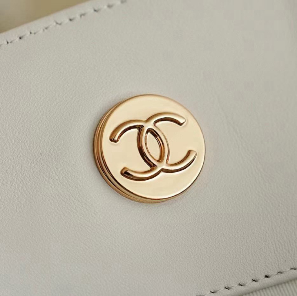 Chanel Basic Bag White M-l-s