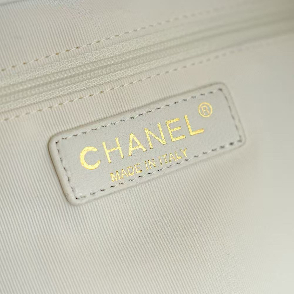 Chanel Basic Bag White M-l-s