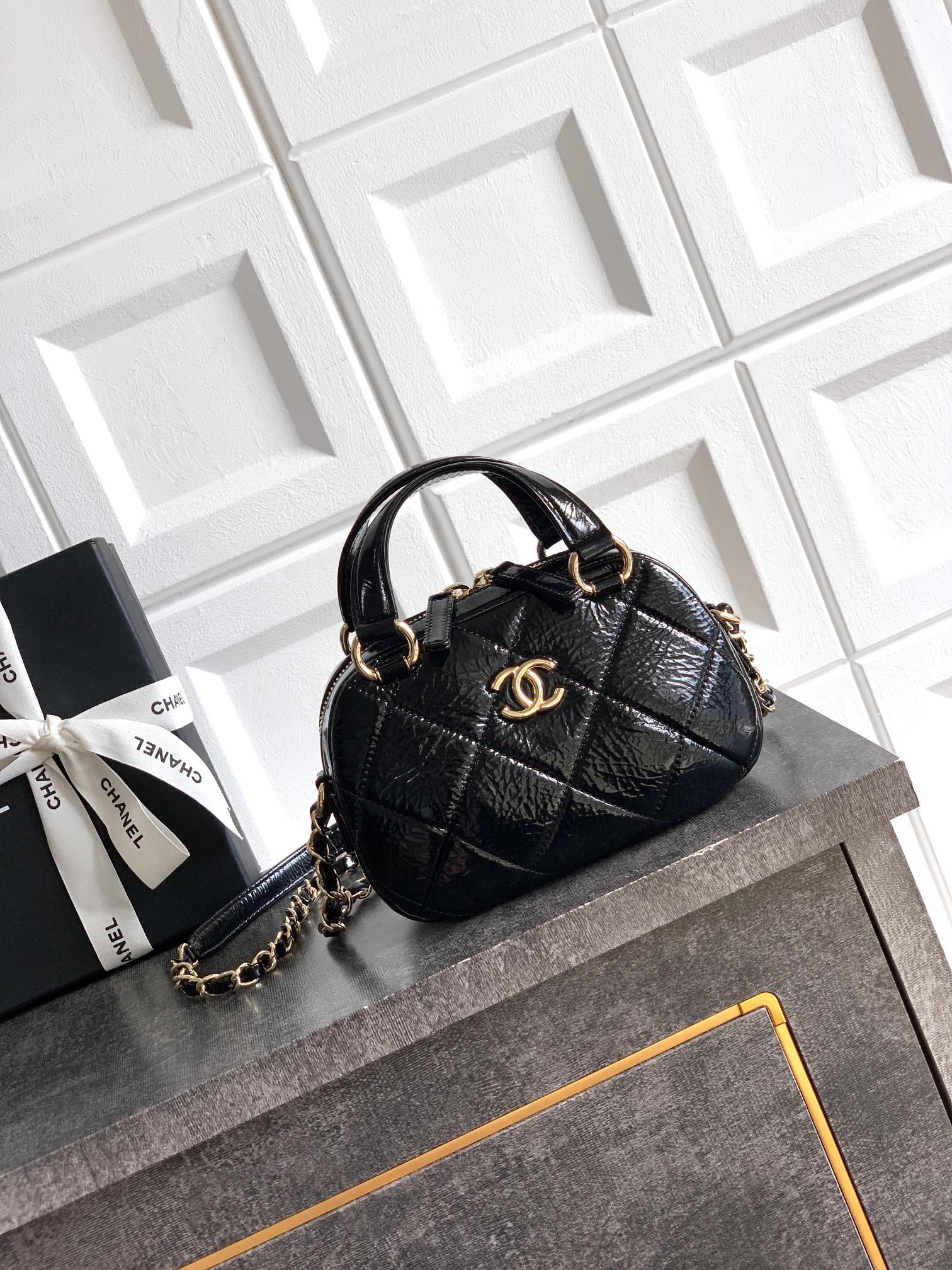 Chanel Basic Bag M-l-s