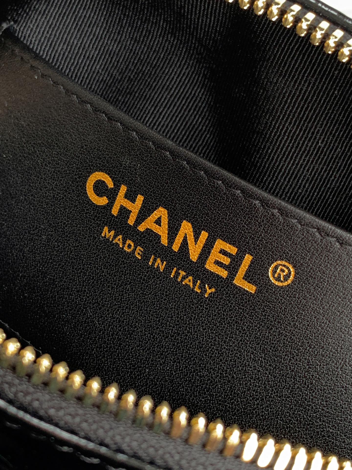 Chanel Basic Bag M-l-s