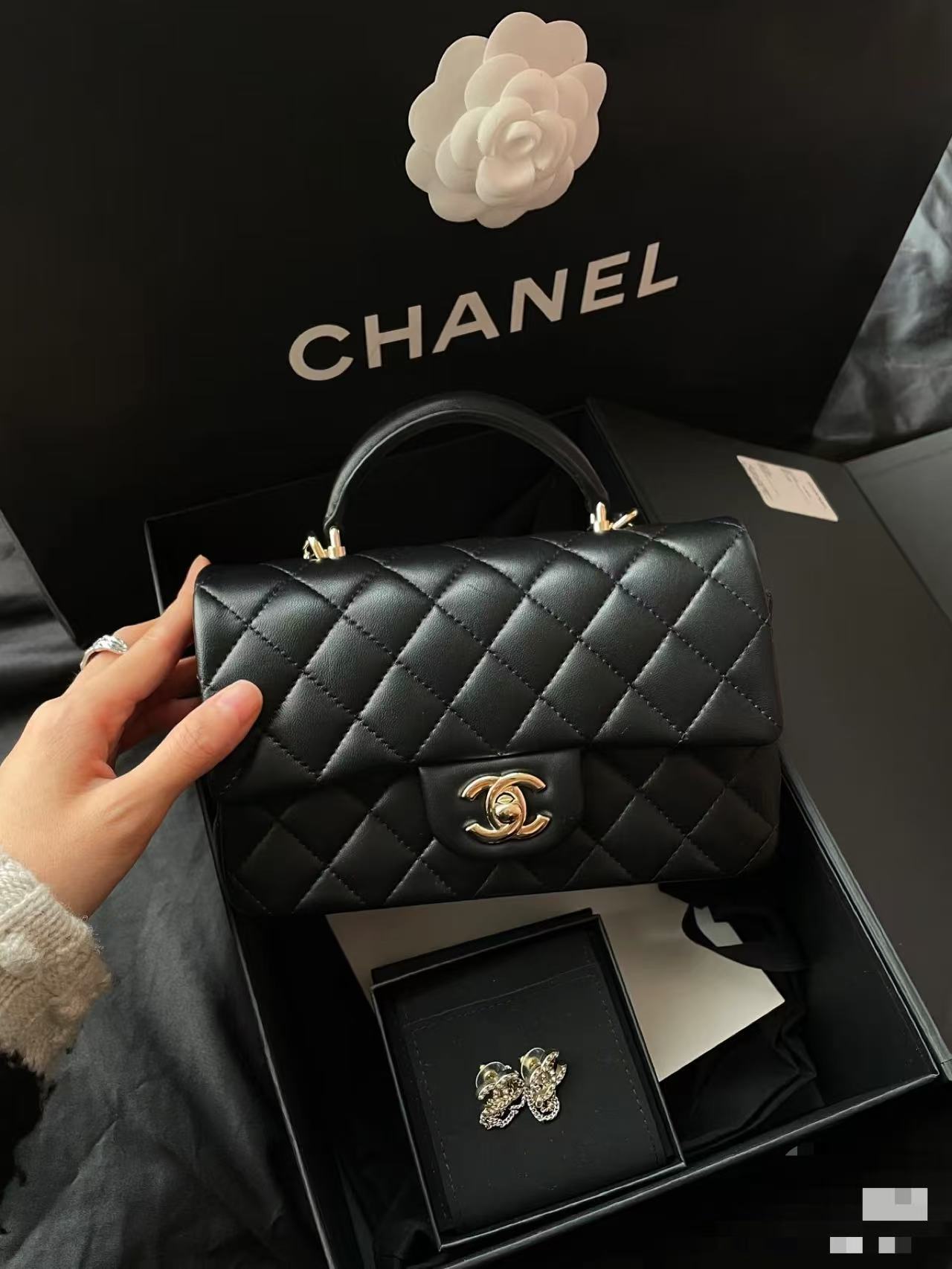 Chanel Basic Bag Sheepskin Black M-l